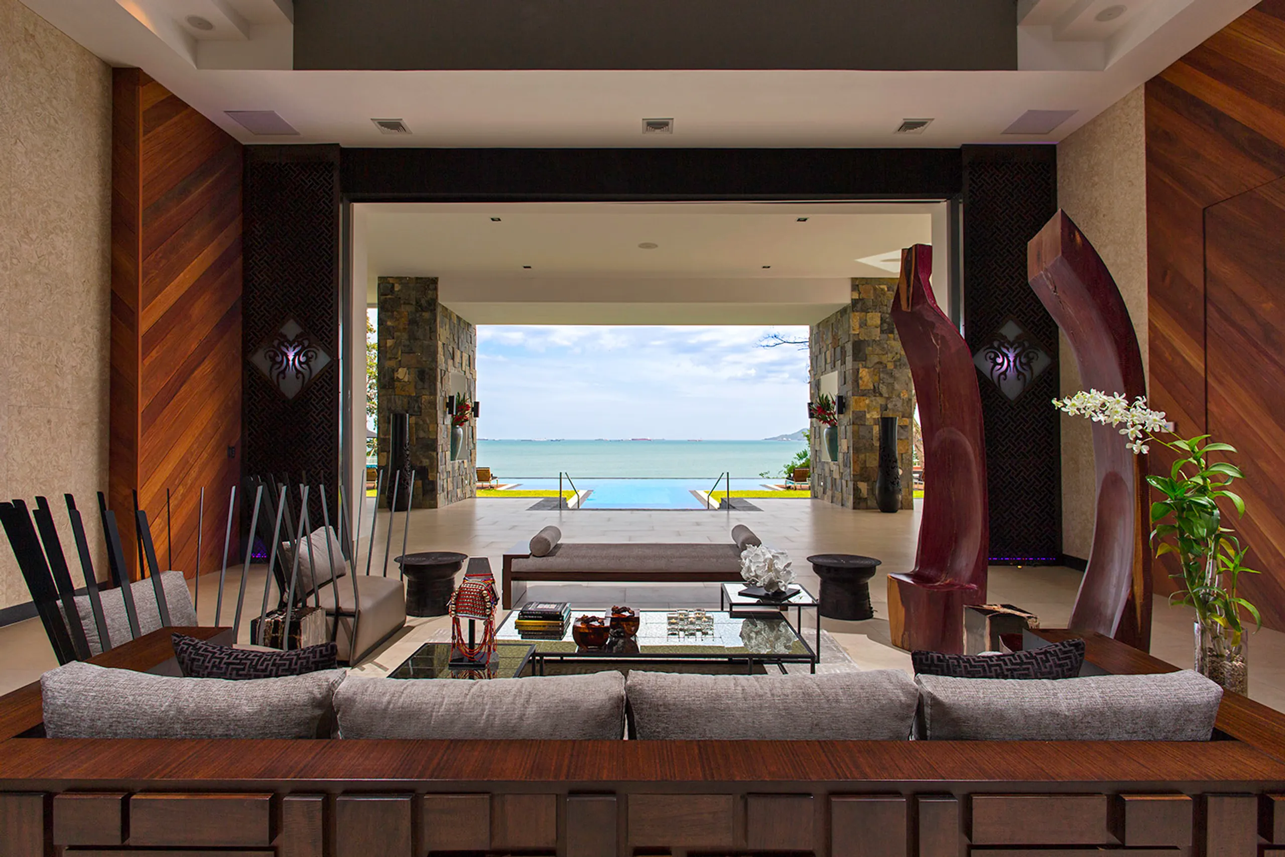 Oceanfront Balinese-Inspired Villa with Private Pool, Beach Access, and Unmatched Views — photograph 9