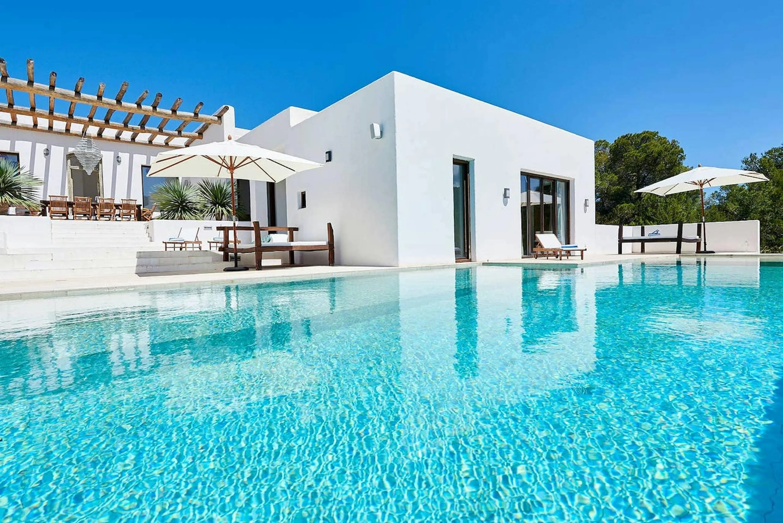 Radiant Modern Retreat in Ibiza with Infinity Pool and Garden Grounds — photograph 10