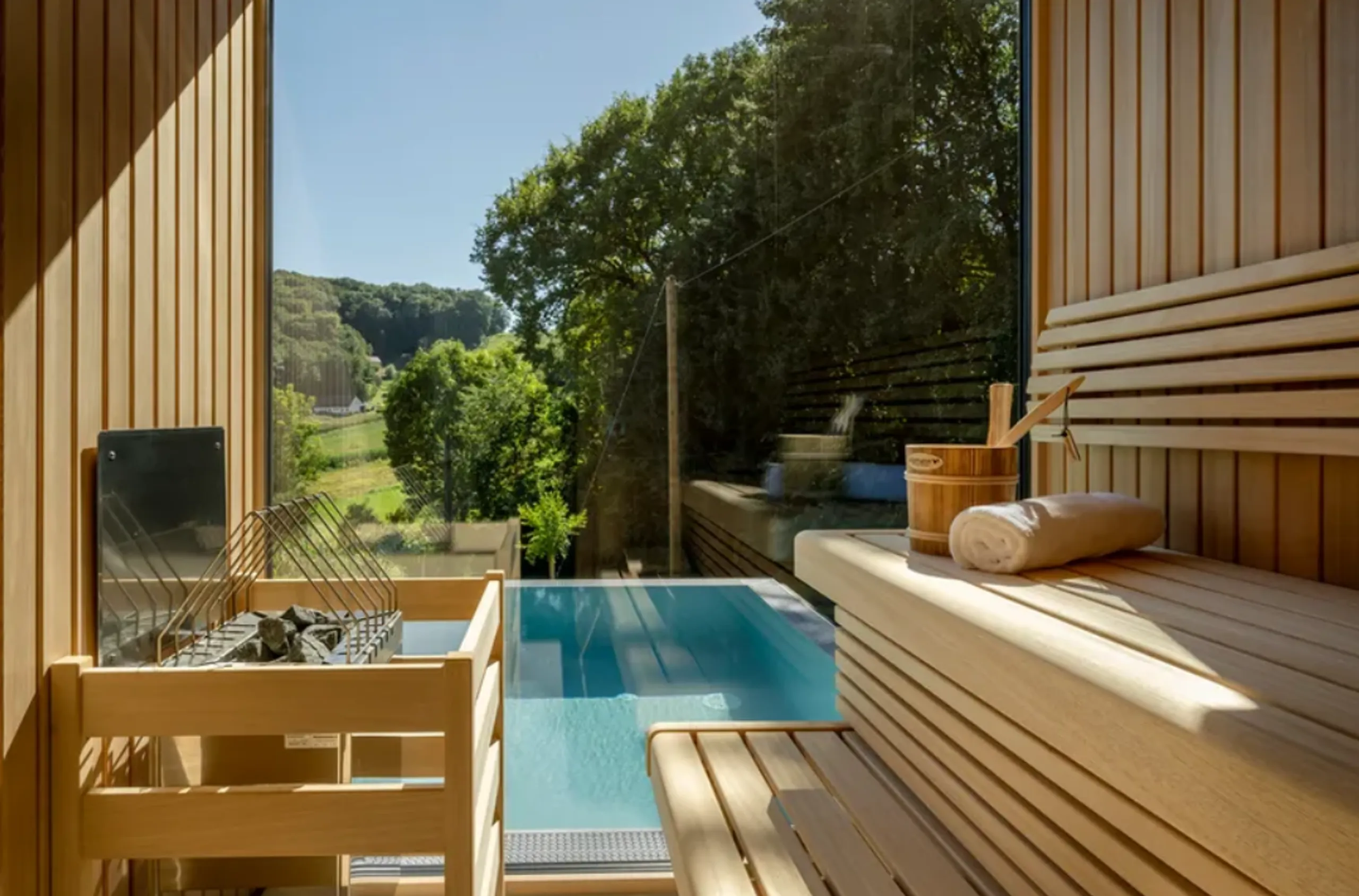 Radiant Modern Villa with Infinity Pool, Jacuzzi and Garden — photograph 6