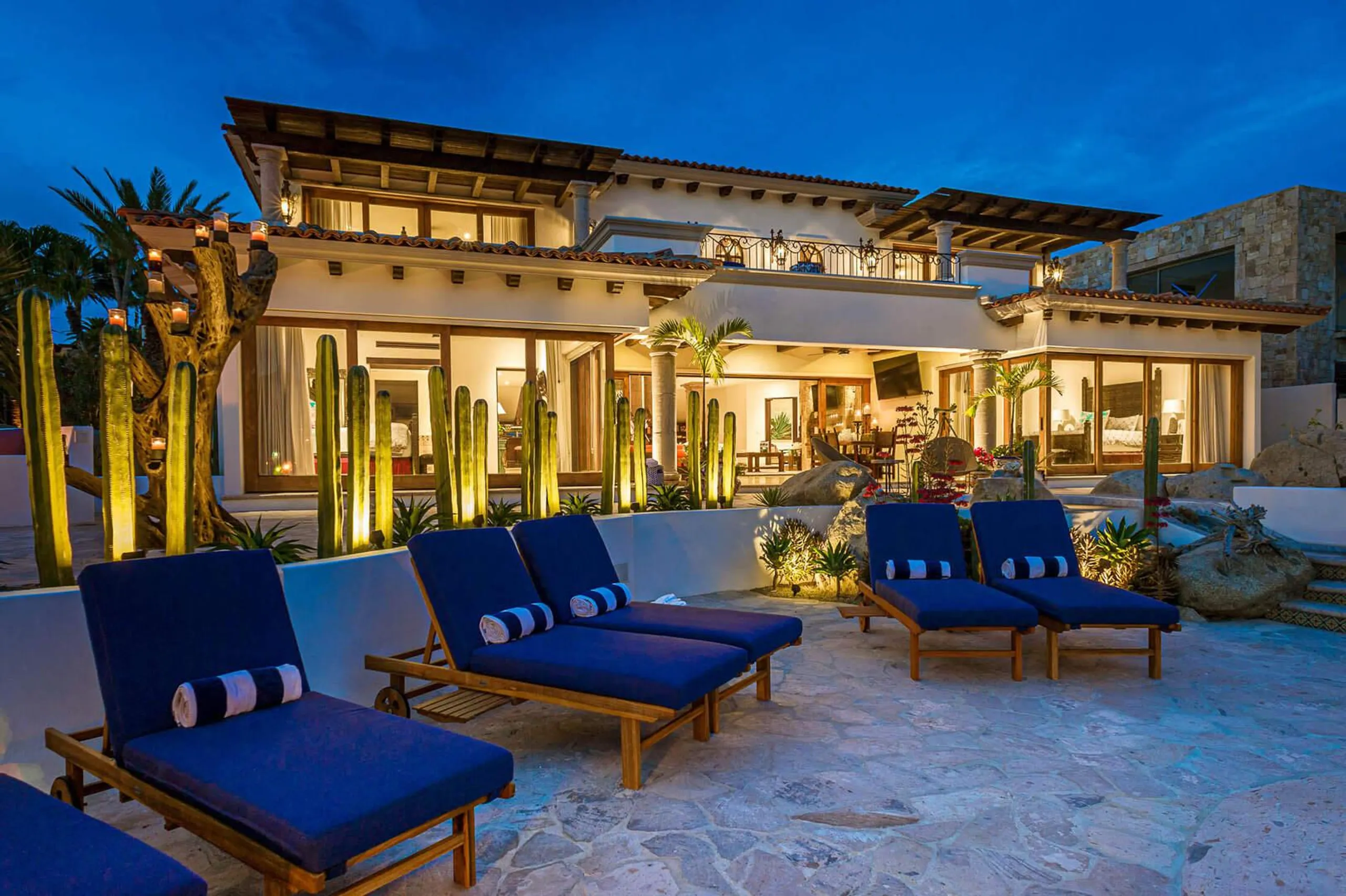 Deluxe Hacienda-Style Villa with Infinity Pool, Whale Watching and Private Beach Access — photograph 4