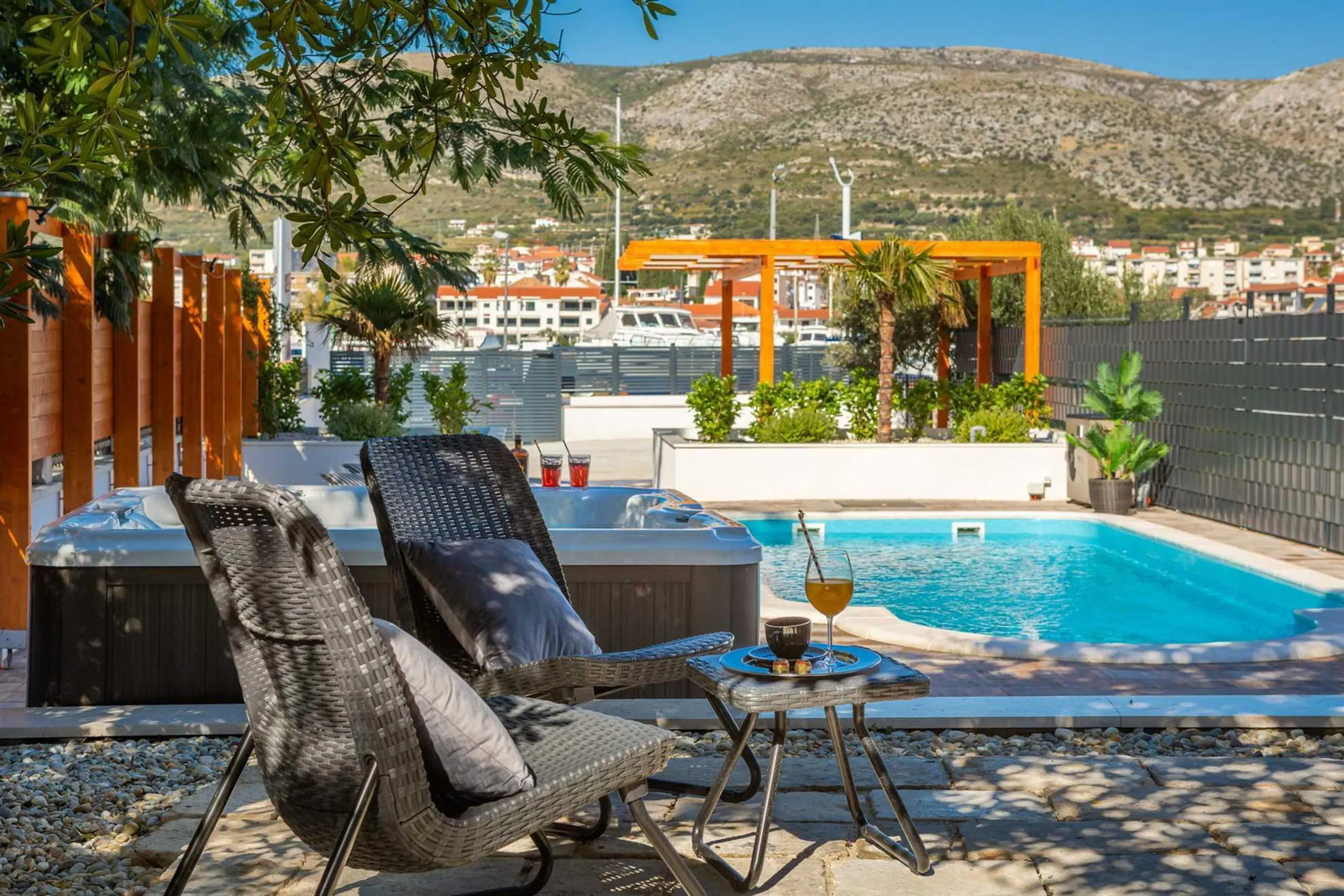 Traditional Luxury Villa with Private Swimming Pool, Sauna and Sea Views — photograph 9