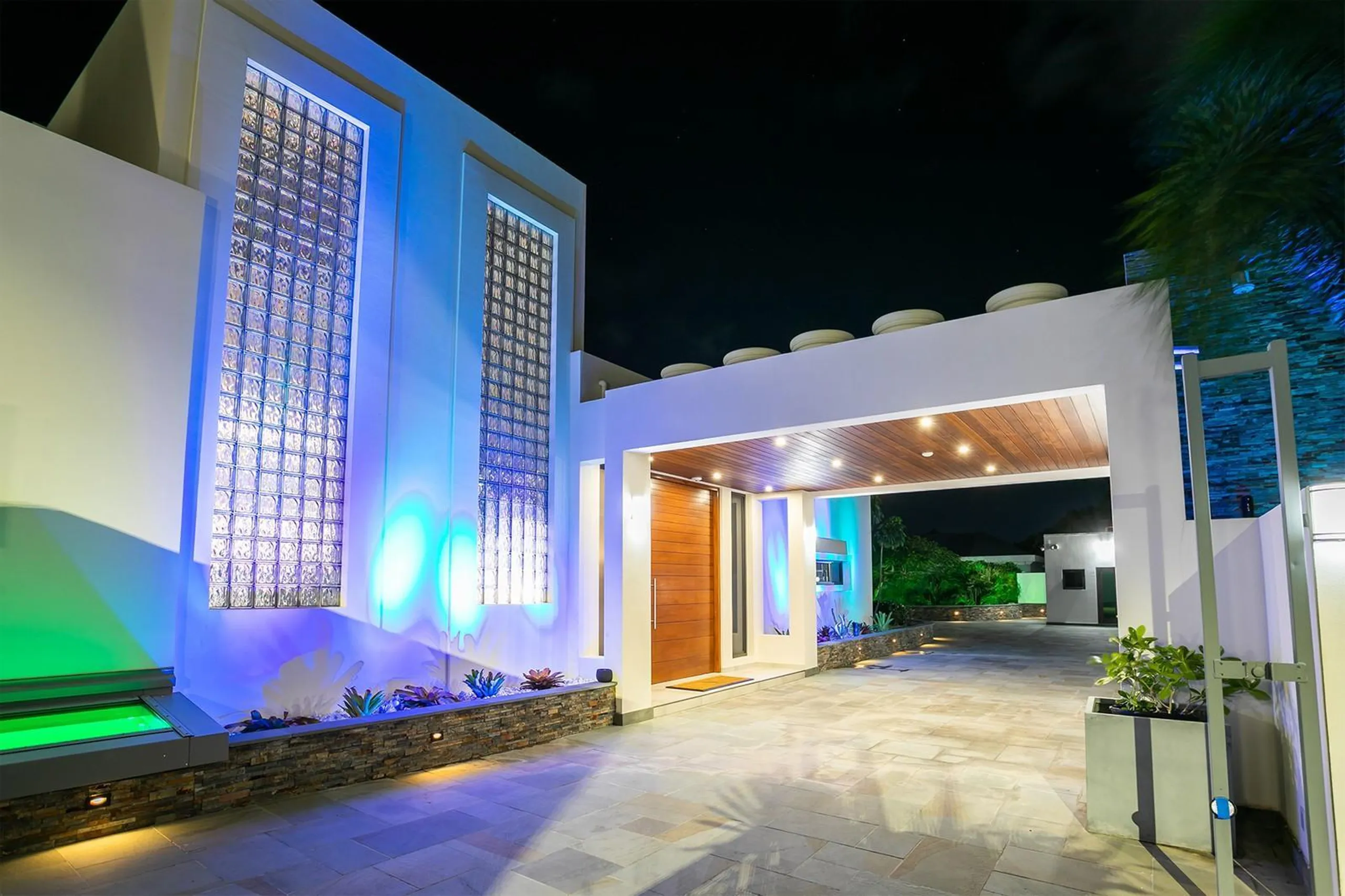 Luxurious Modern Getaway with Infinity Pool and Views in St. Martin — photograph 5