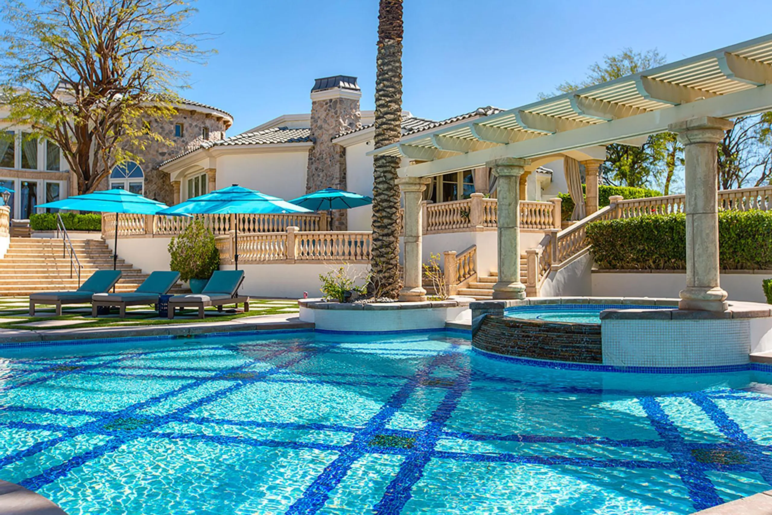 Elegant Luxe Desert Estate with Private Lake, Pool, and Tennis Court — photograph 5