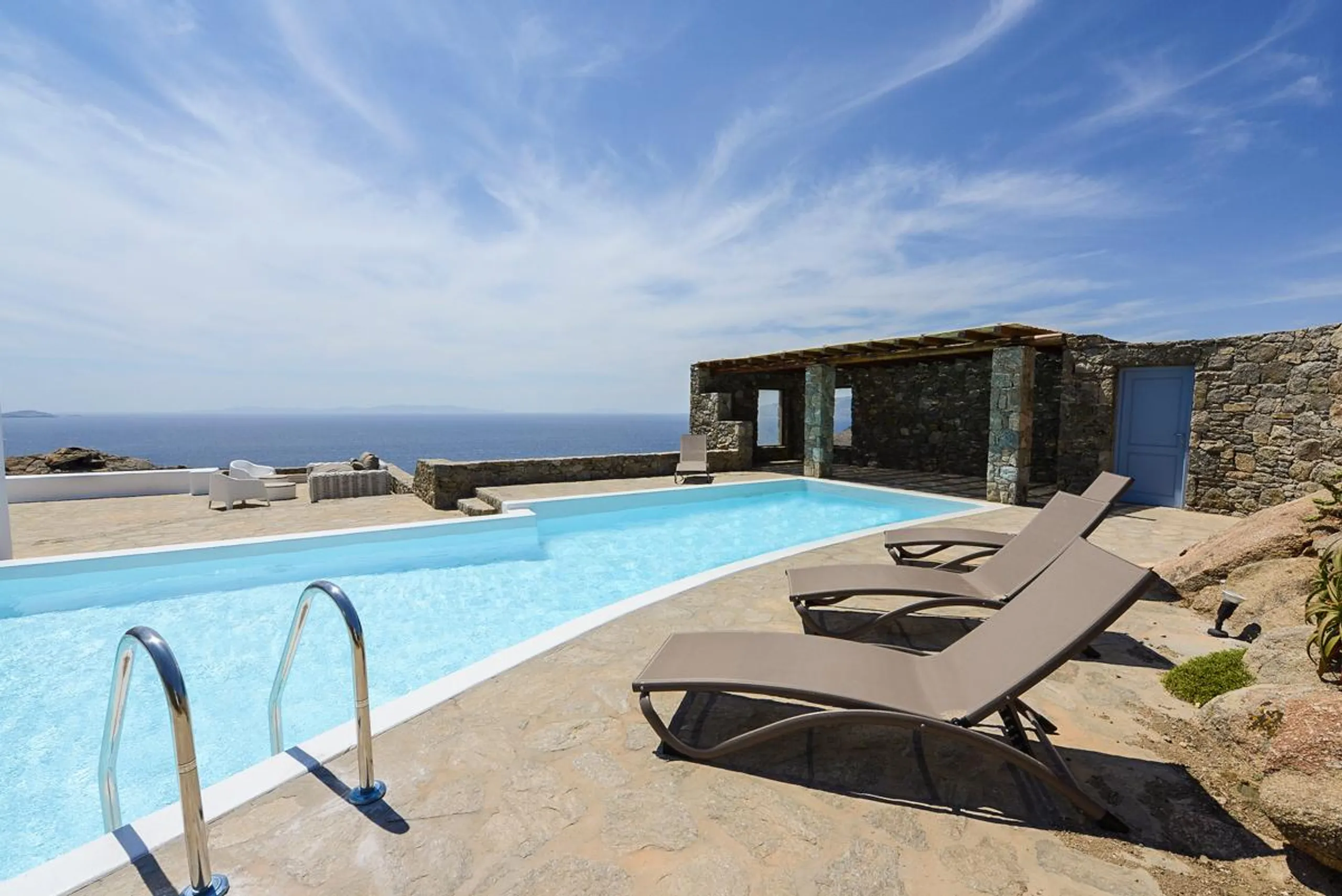 Marvelous Minimalist Villa with Private Pool and Sea Views — photograph 3