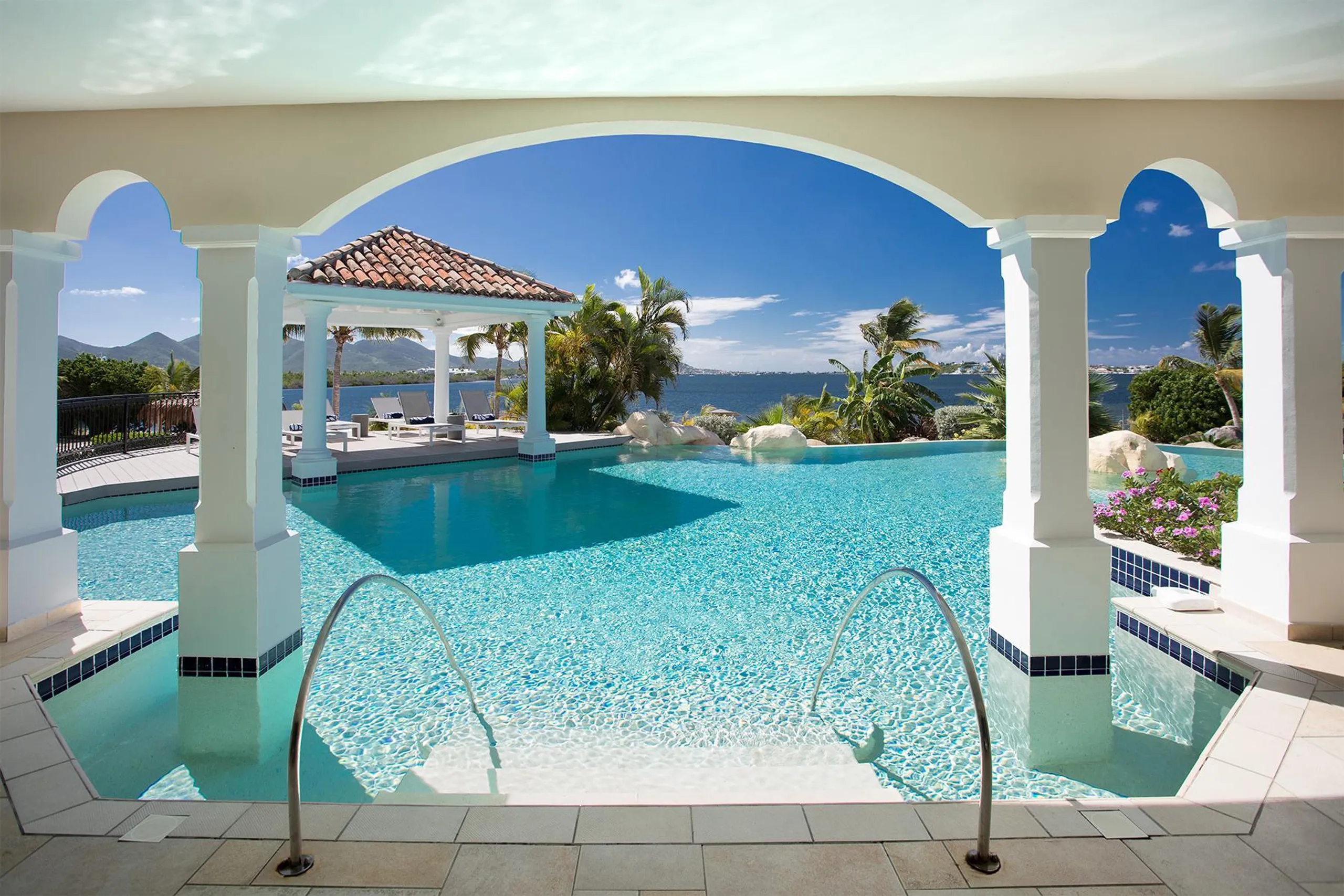 Beach Front Luxury Estate with Private Pool, Direct Beach Access and Private Boat Dock — photograph 9
