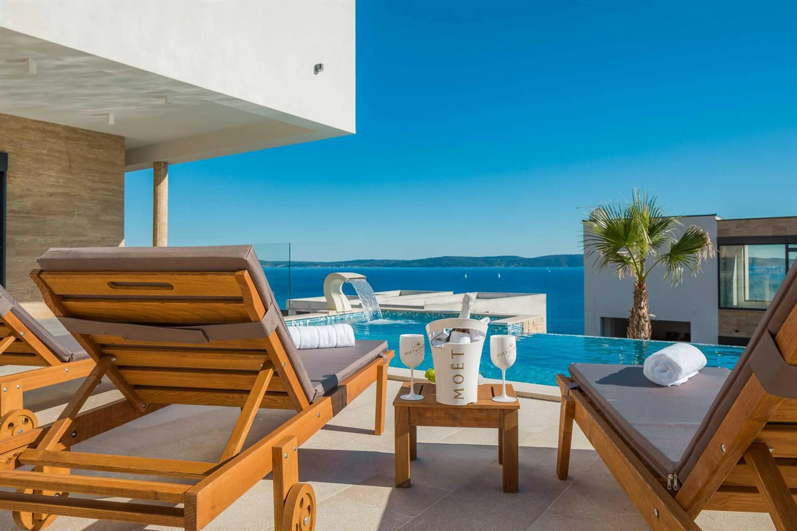 Resplendent Villa with Pool, Jacuzzi, Sauna and Sea Views — photograph 5