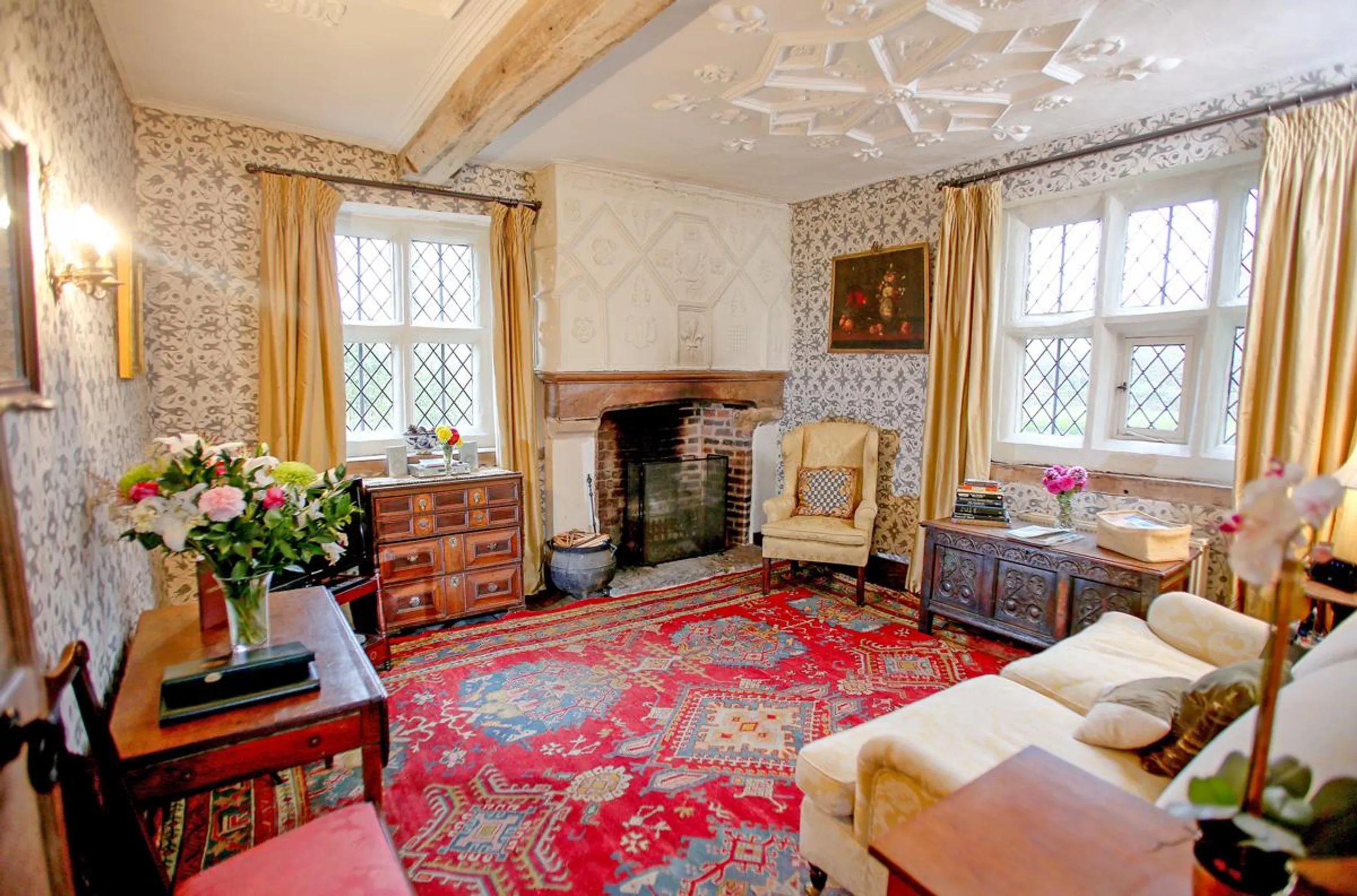 Serene Historic Villa with Sun Terraces and Garden Views of Ancient Woodland — photograph 3