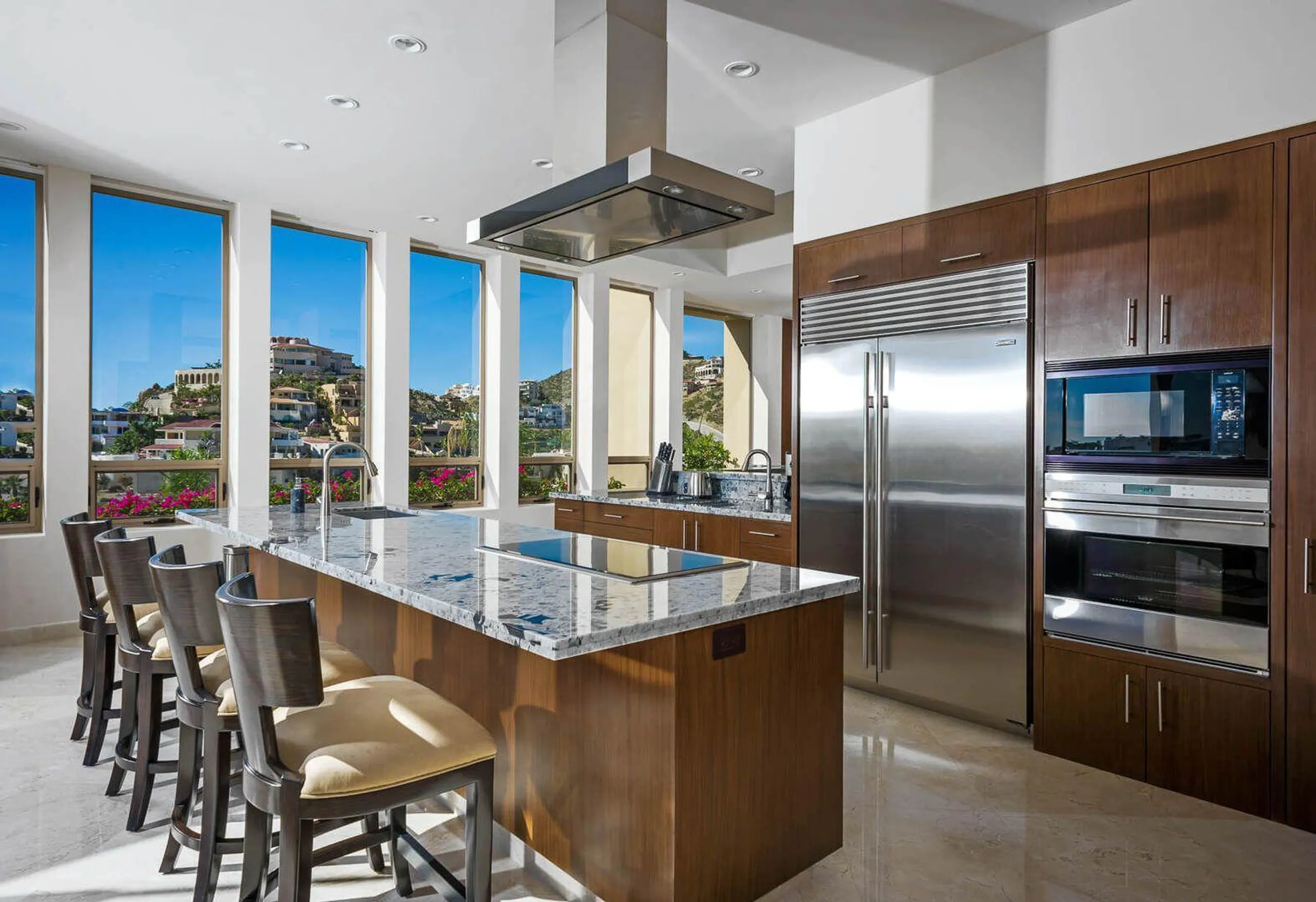 Modern Pedregal Luxe Retreat with Private Pool and Sweeping Views — photograph 10