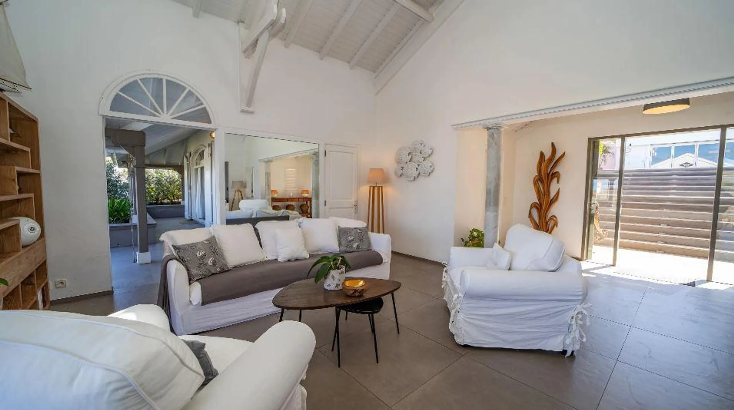 Majestic Seaside Villa with Private Pool and Hot Tub — photograph 9