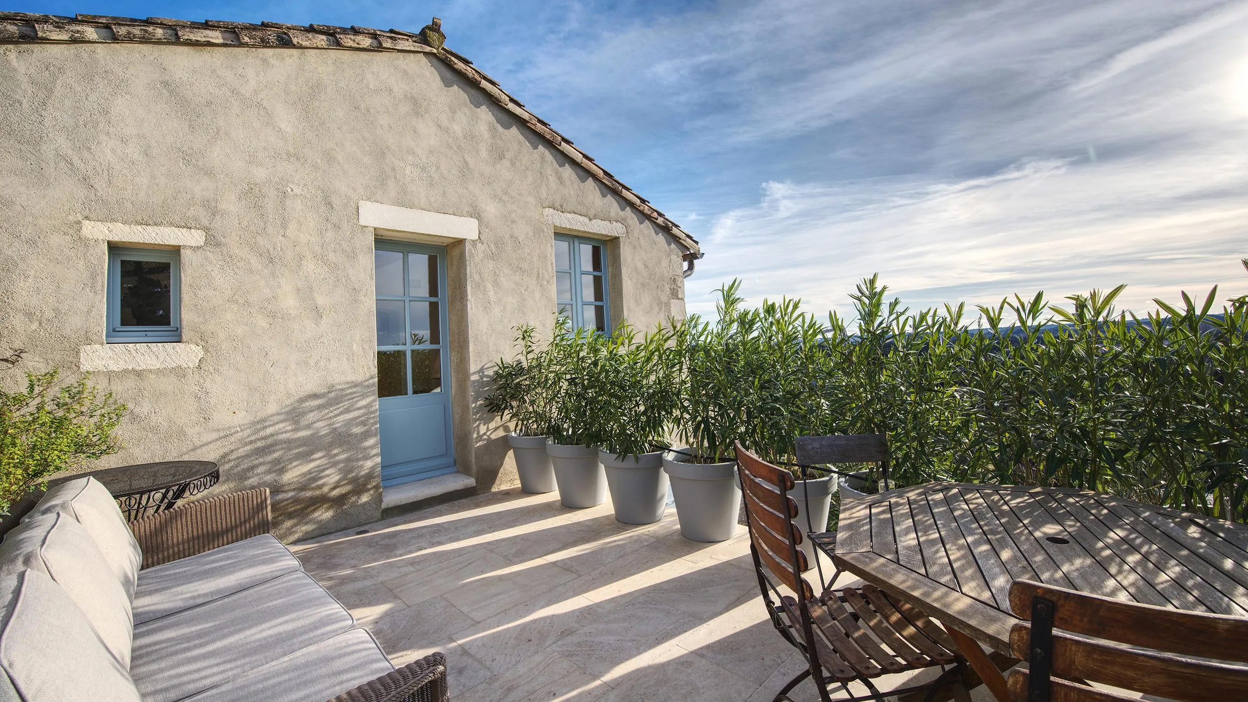 Sumptuous Escape Villa with Poolside and Panoramic Mountain Views — photograph 7