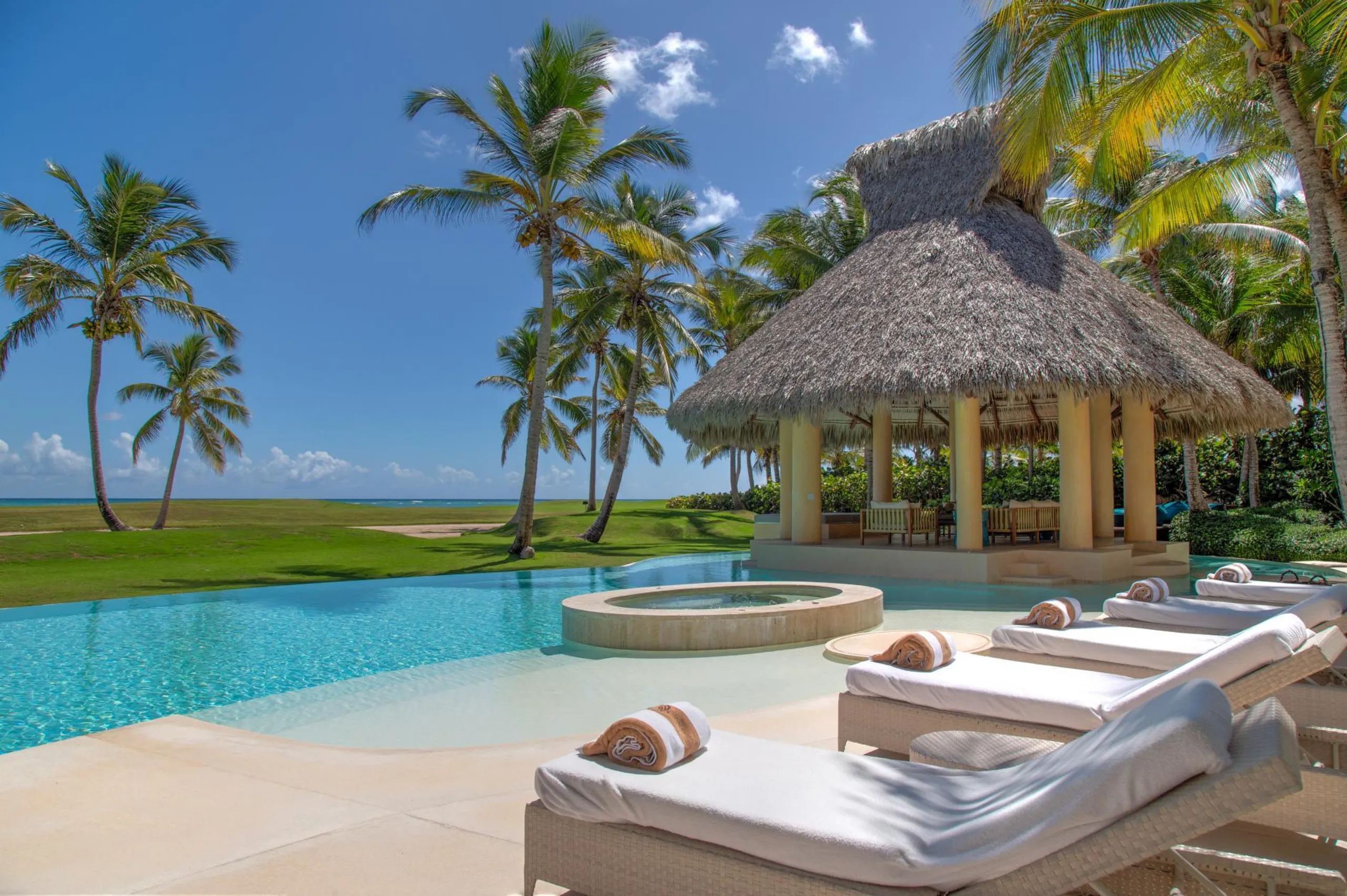 Oceanfront Villa Merging Classic and Modern Architecture with Private Pool and Golf Course Views — photograph 2