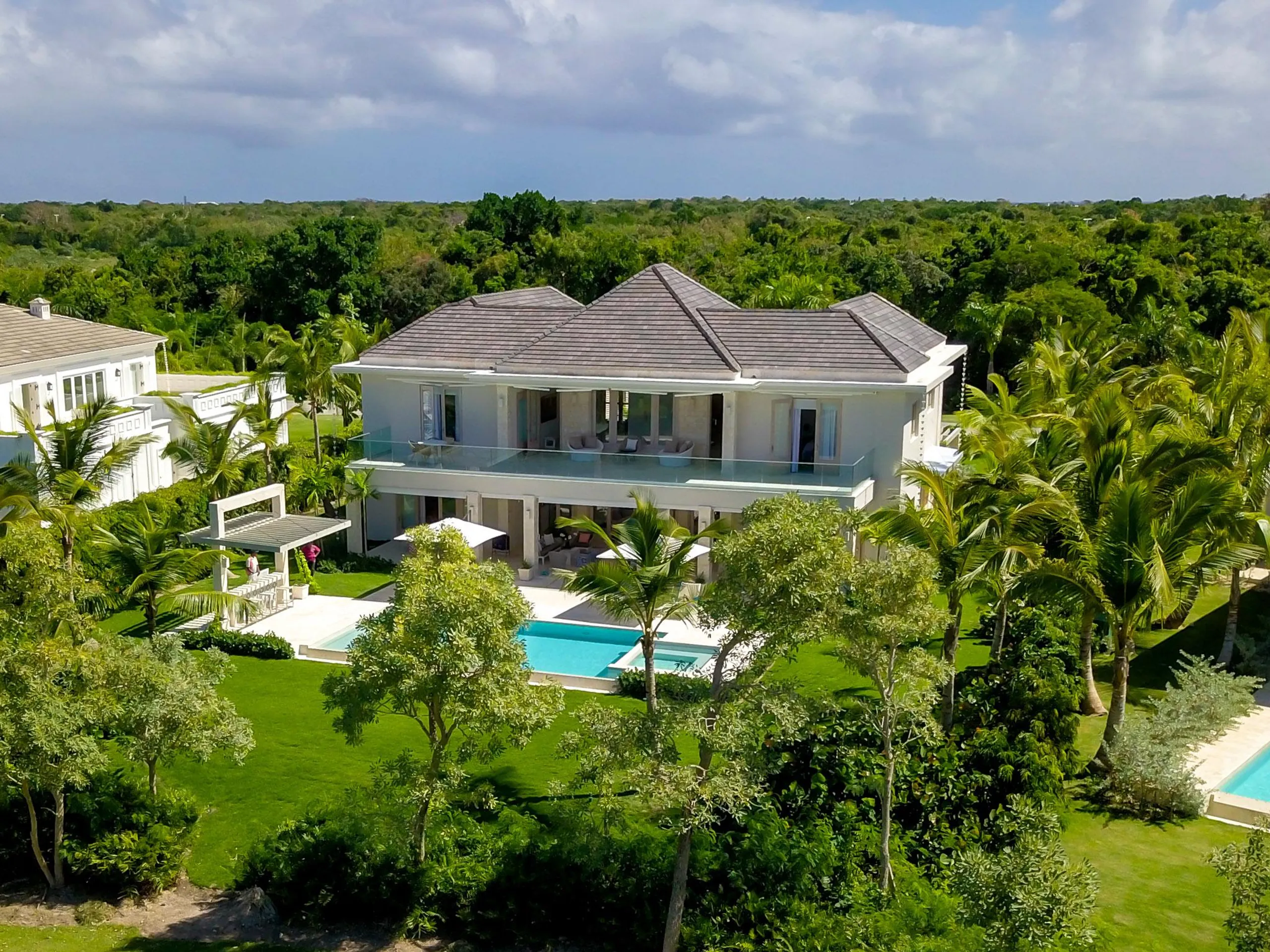 Relaxing Punta Cana Villa with Private Pool, Manicured Lawns, and Resort Perks — photograph 2