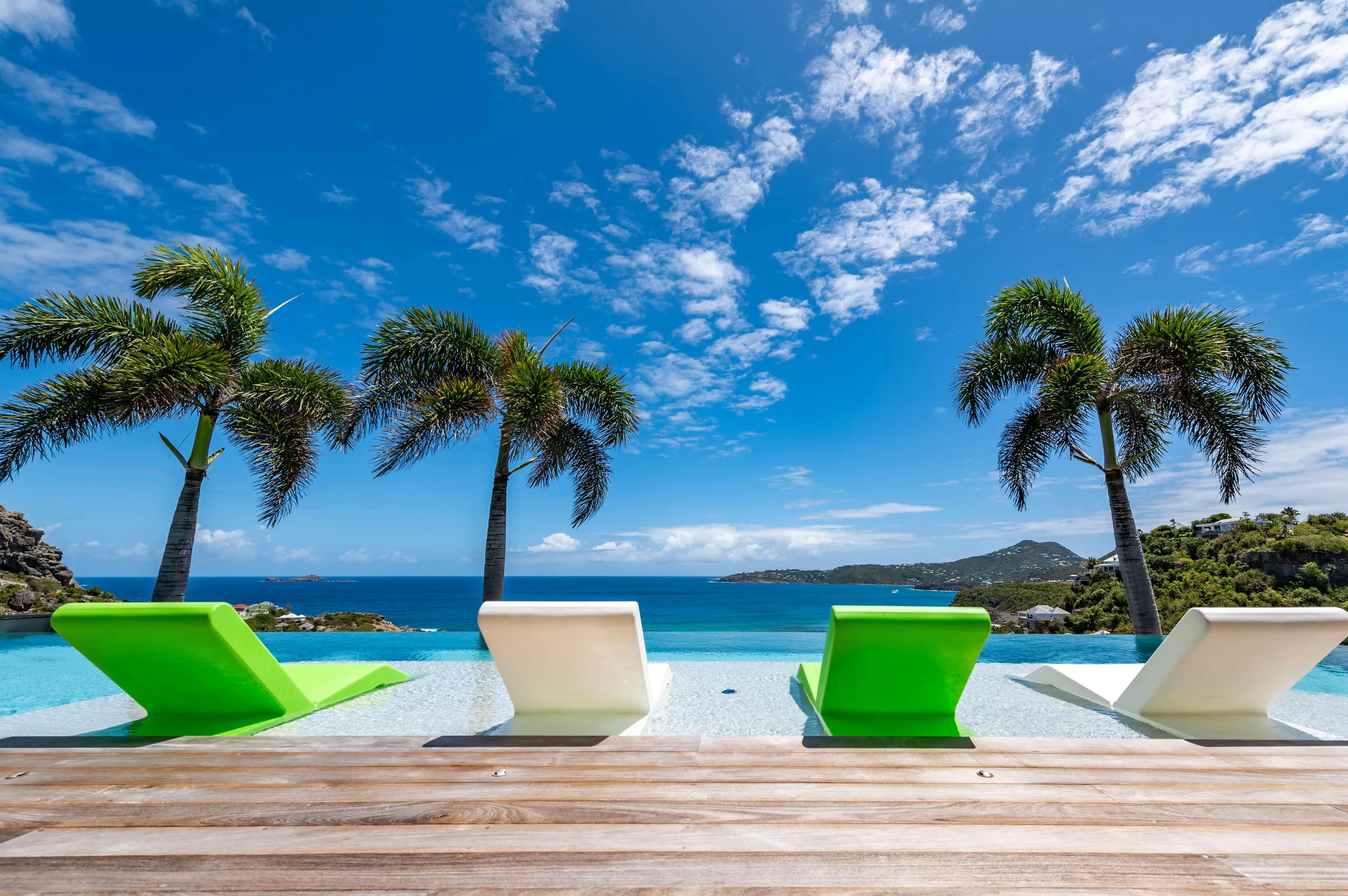 Captivating Majestic Villa with Infinity Pool and Awe-Inspiring Ocean Views — photograph 2