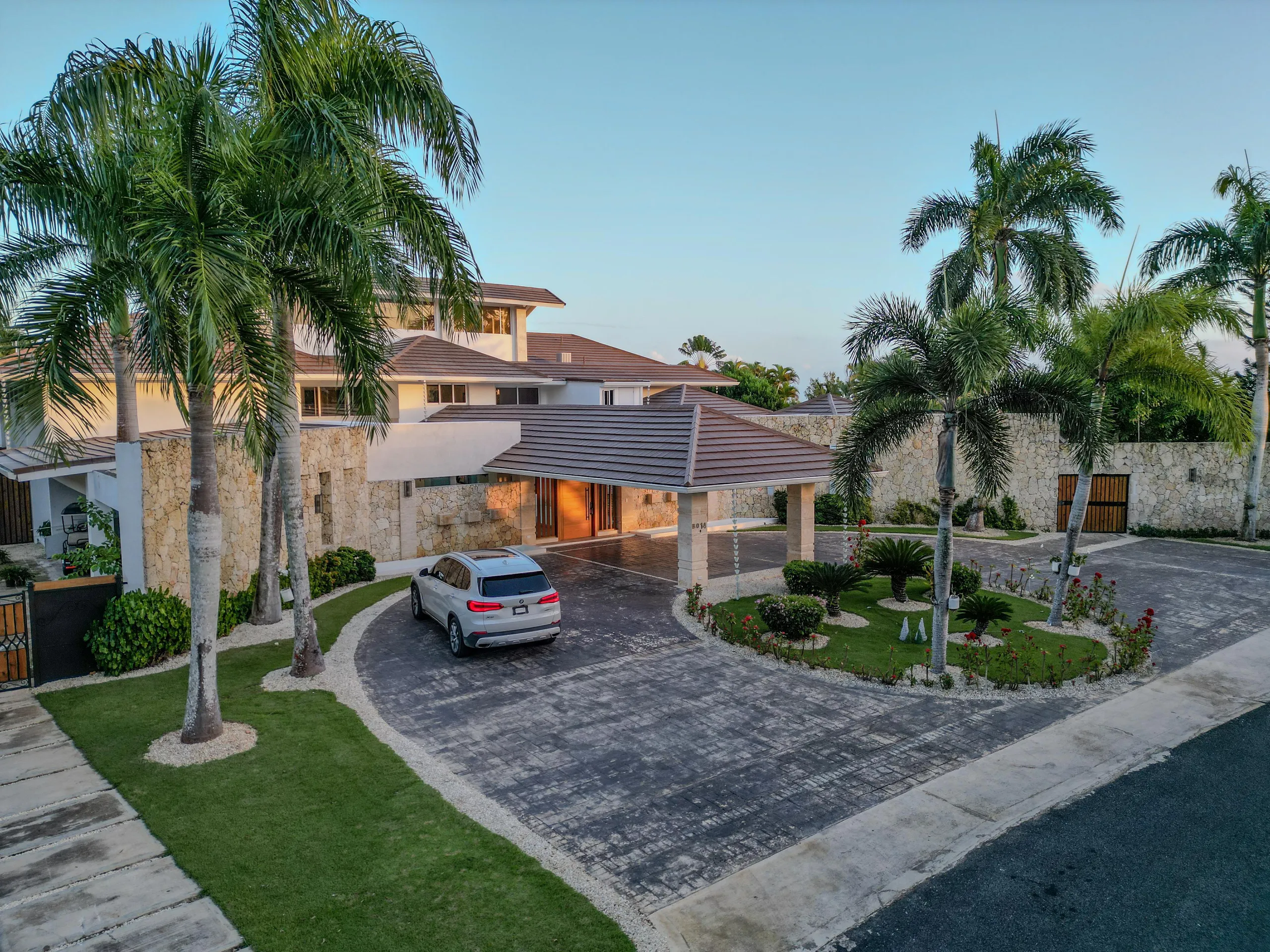 Radiant 6BR Villa with Private Pool, Surrounded by Ocean and Nature — photograph 8