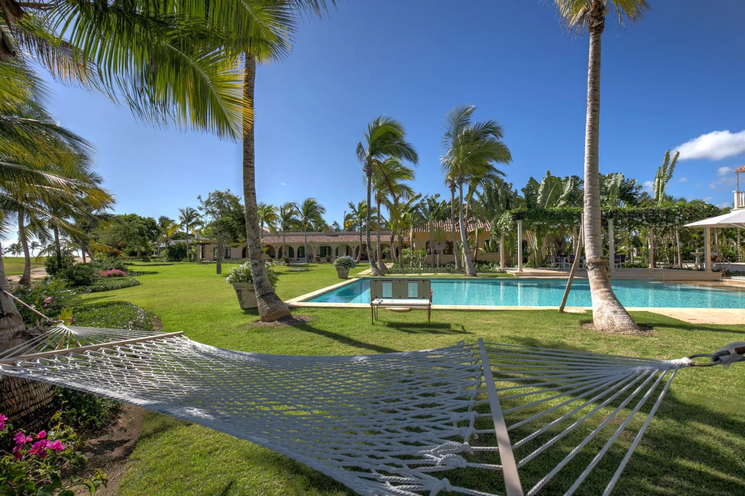 Tropical Paradise Villa in Punta Cana: 9 Bedrooms, Two Pools, and Spacious Living Areas — photograph 4