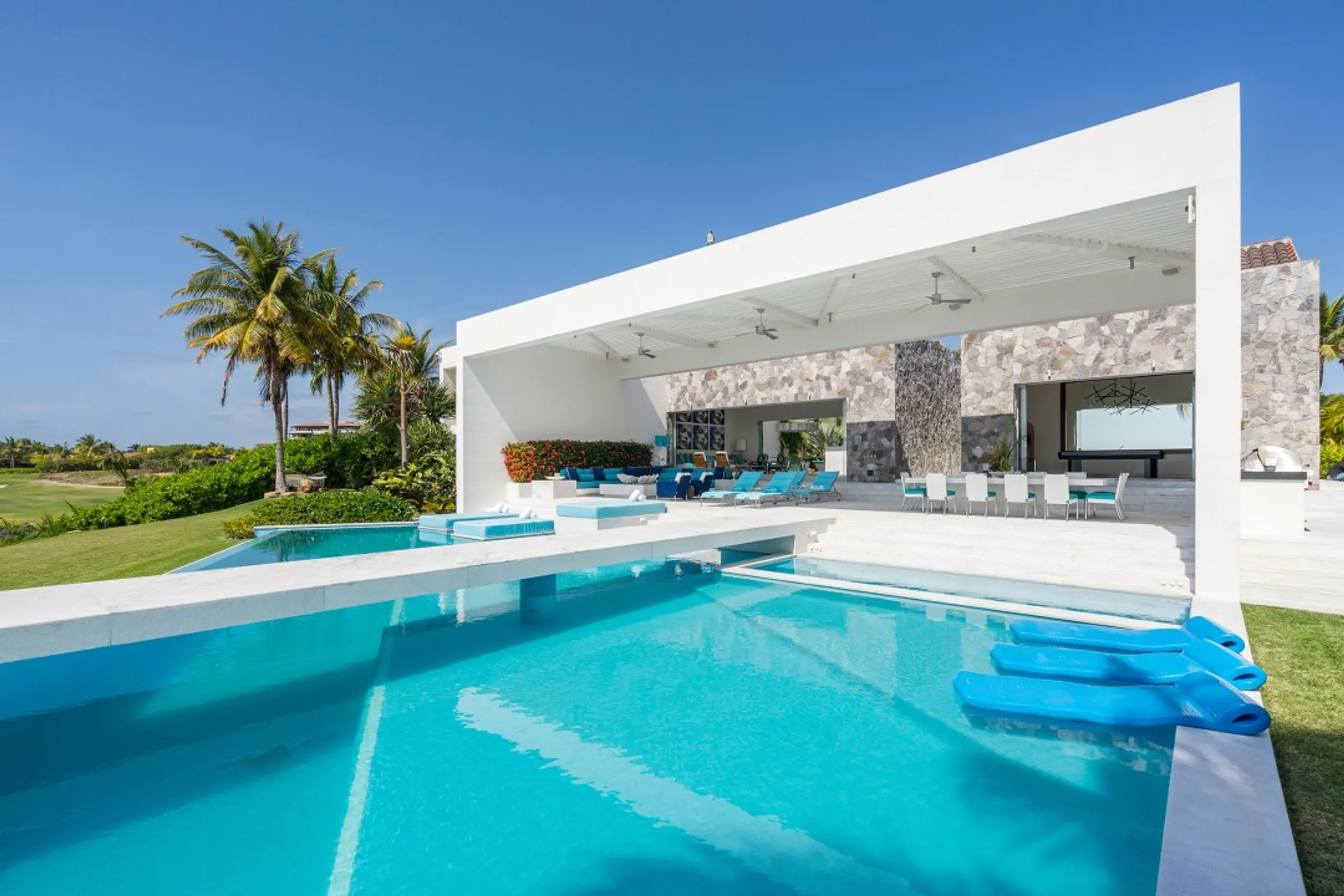 Breathtakingly Beautiful Oceanfront Villa with Infinity Pool, Firepit & Ocean Views — photograph 4