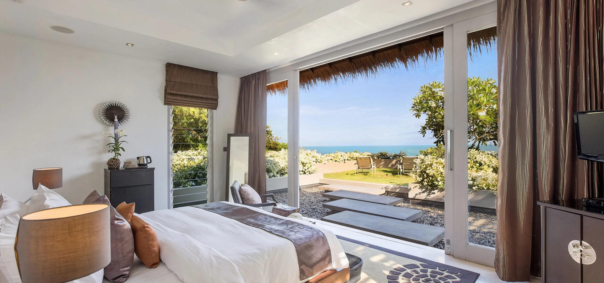 Splendorous Tropical Villa with Private Pool and Panoramic Views — photograph 12