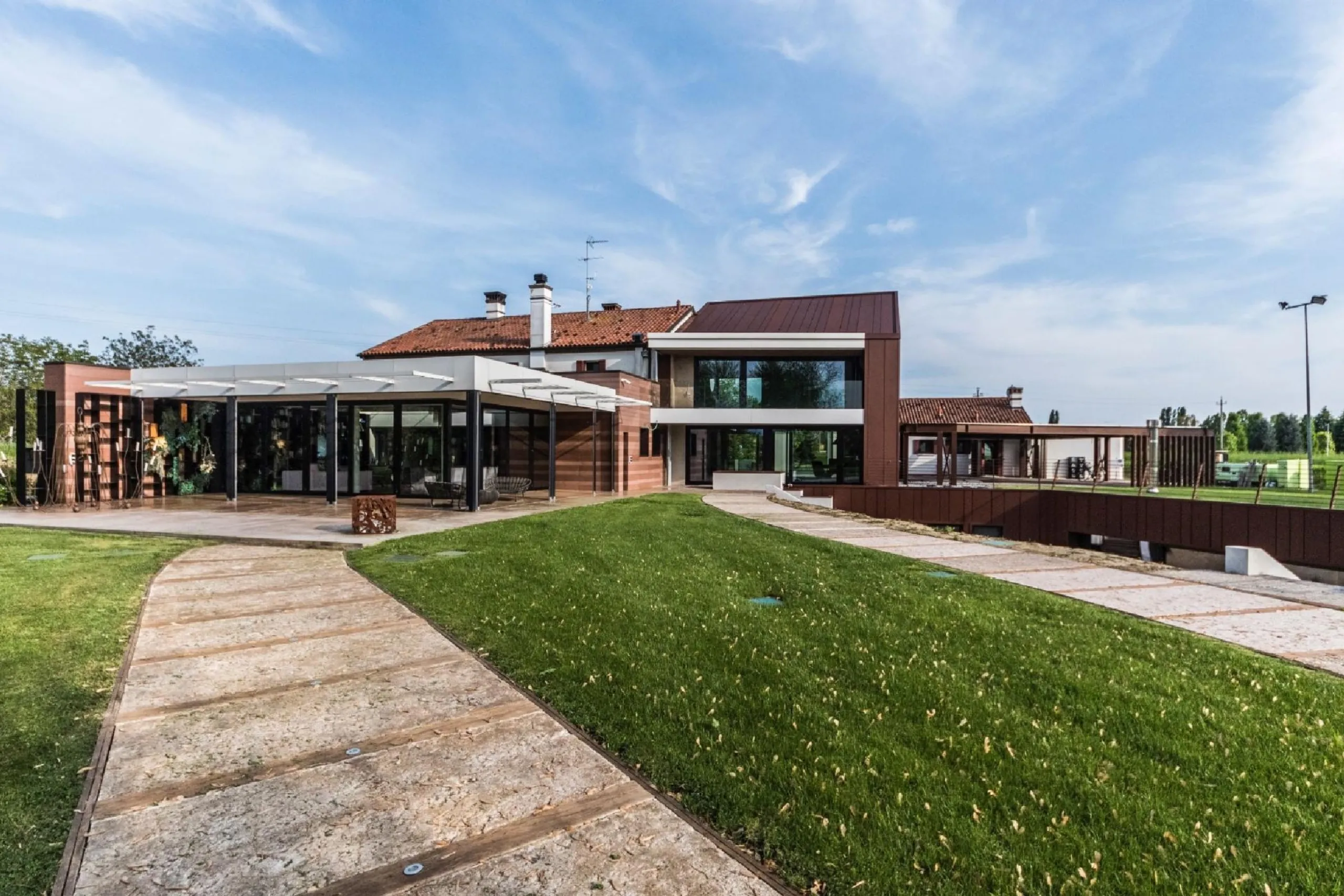 Contemporary Italian Villa Near Venice with Grand Pool and Lush Garden Grounds — photograph 2