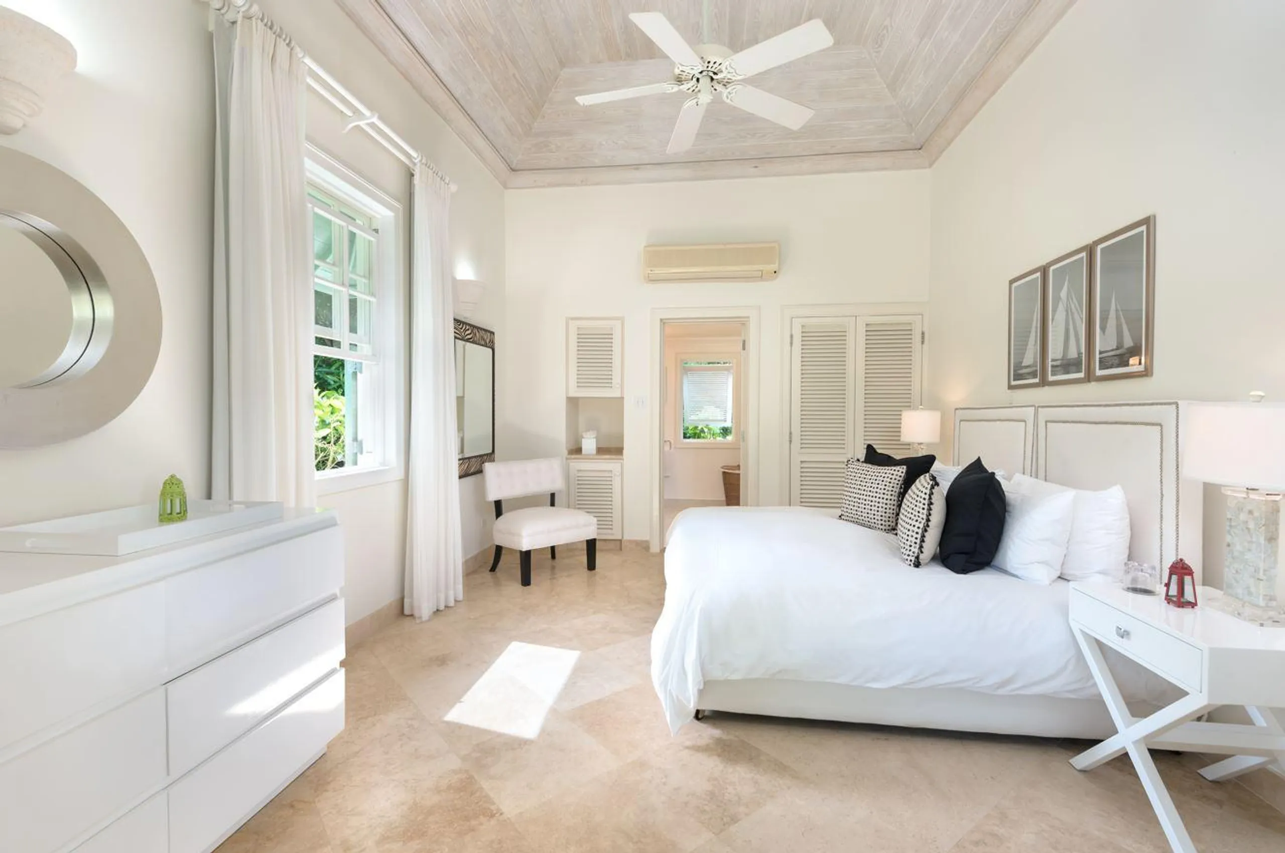 Gleaming 5-Bedroom Villa with Pool, Games Room, and Sea Views — photograph 10