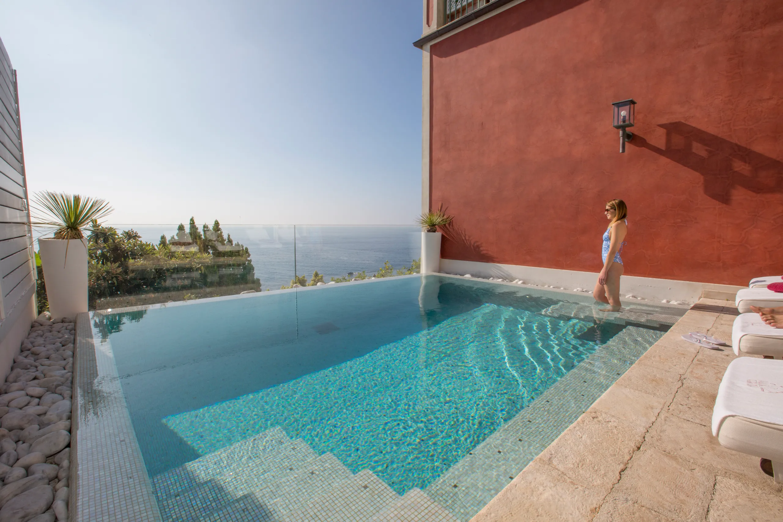 Refined 5BR Retreat with Indoor Pool and Panoramic Sea Views — photograph 4