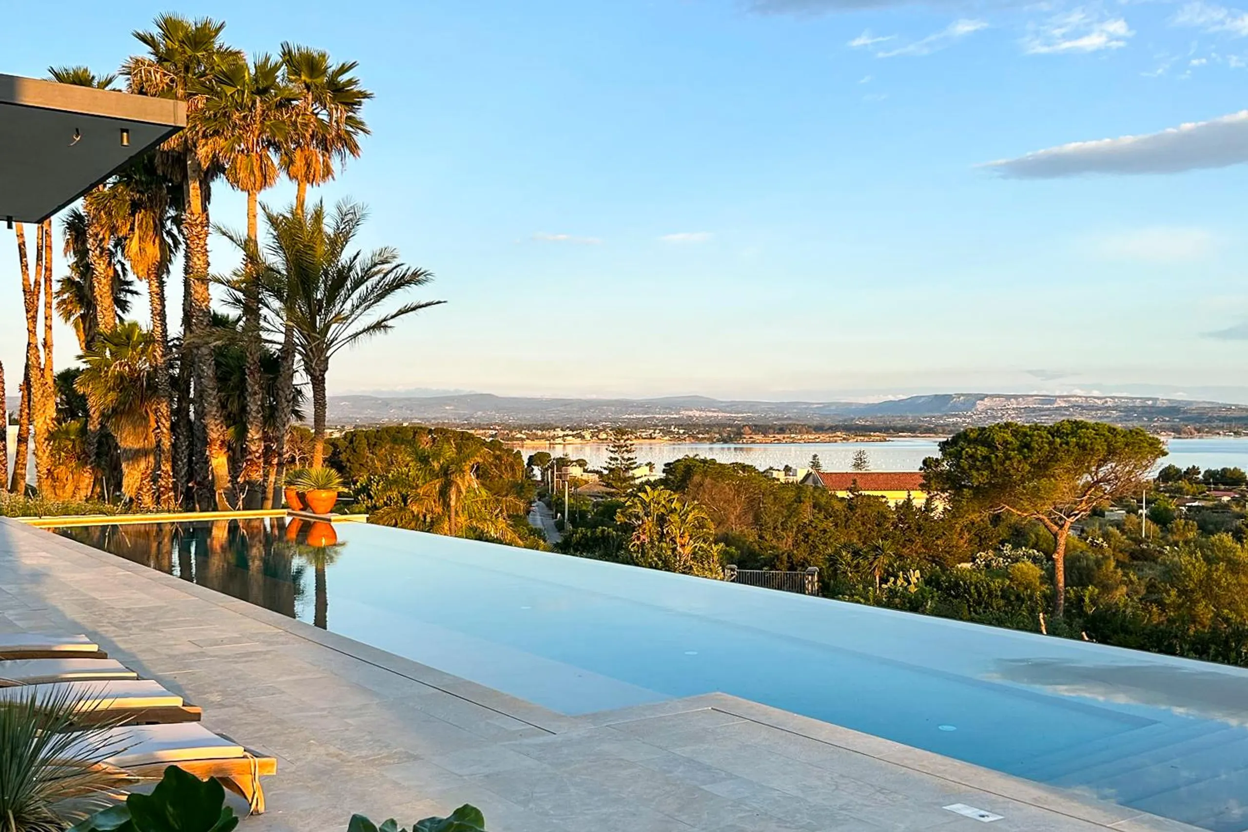 Chic Sicilian Villa with Private Infinity Pool and Scenic Terraces — photograph 3
