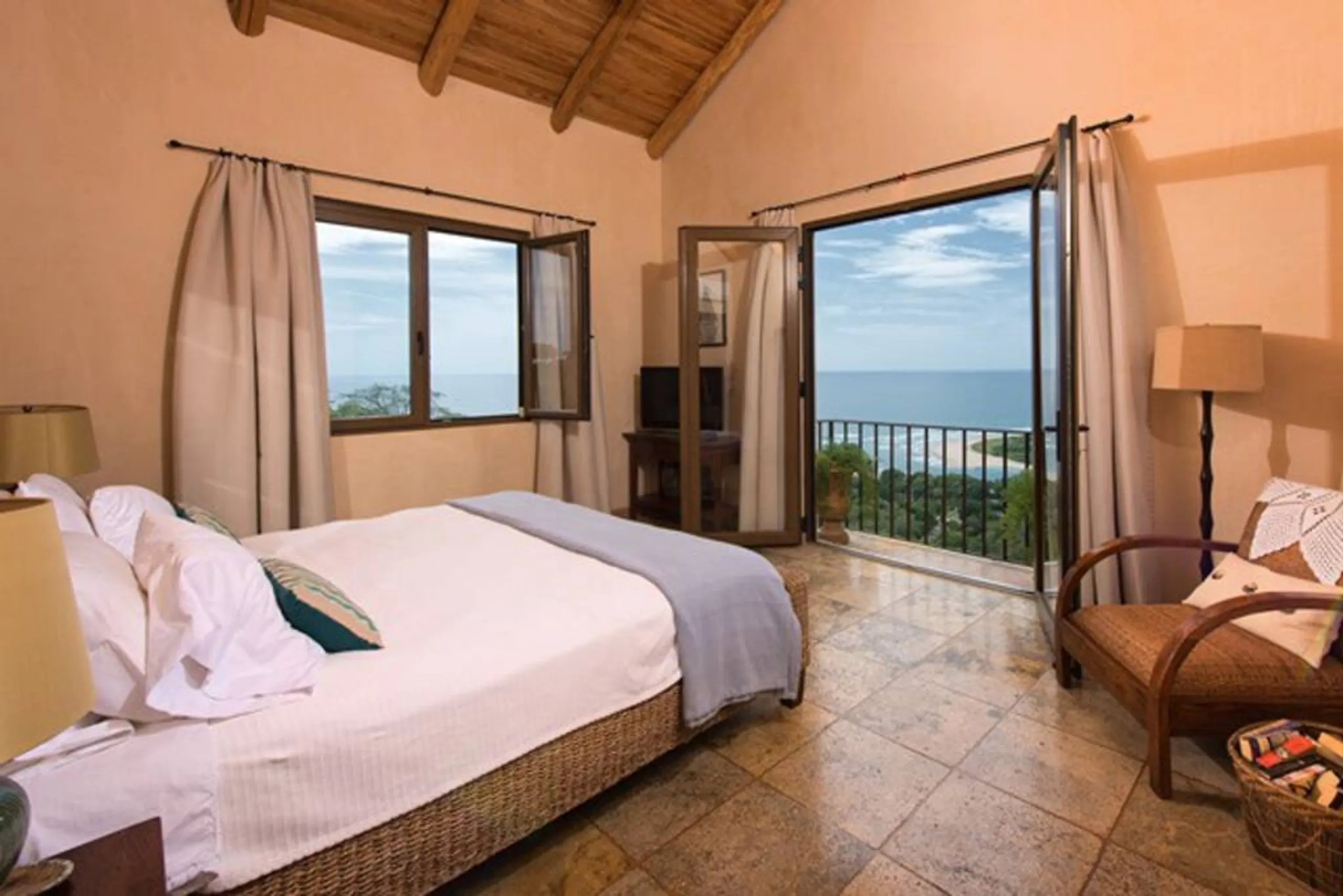 Jasmine-Scented Tamarindo Villa with Private Poolside Lounge and Ocean Views — photograph 8