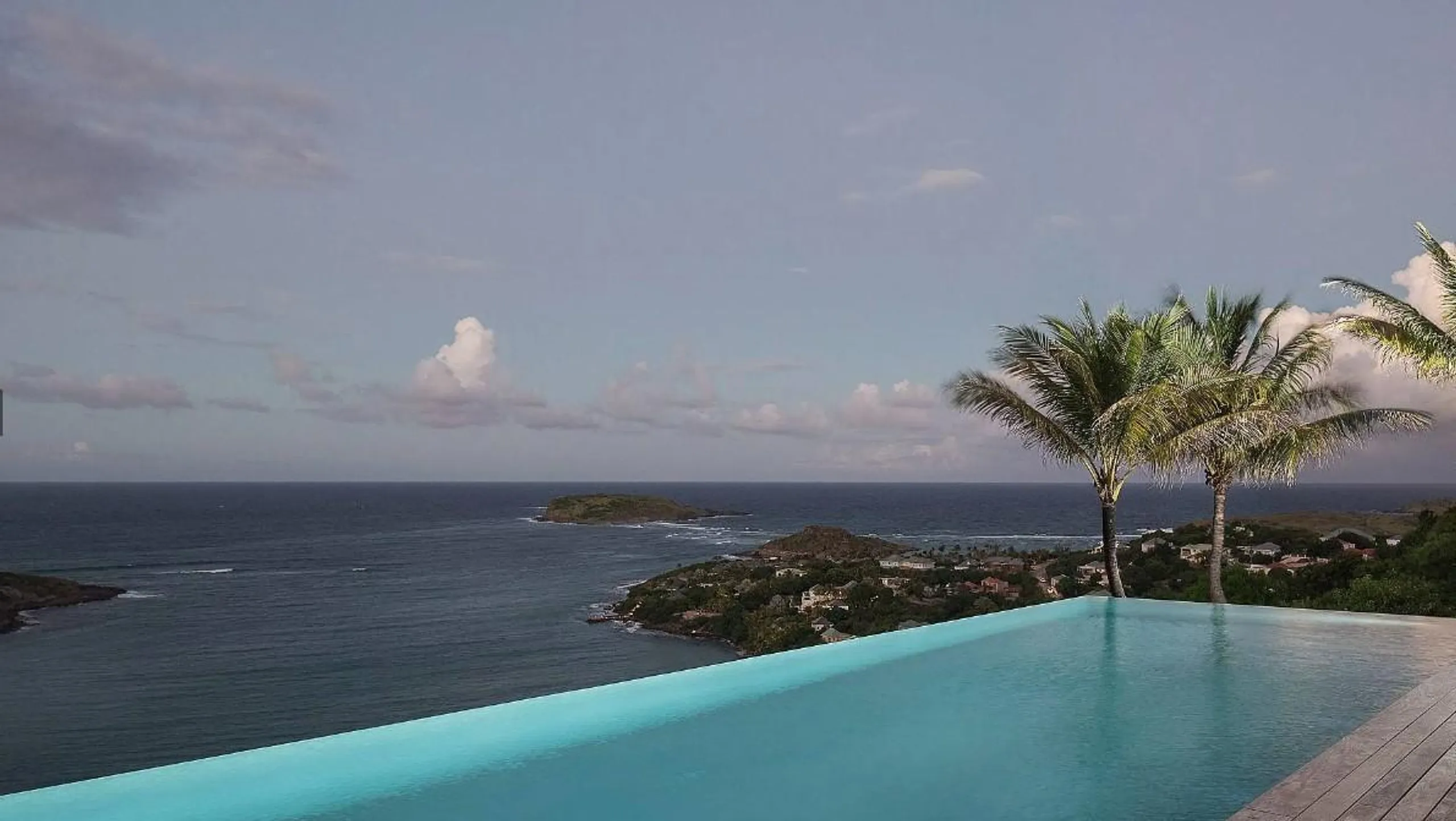 Luxurious Oceanside Estate with Infinity Pool and Ocean Views — photograph 3