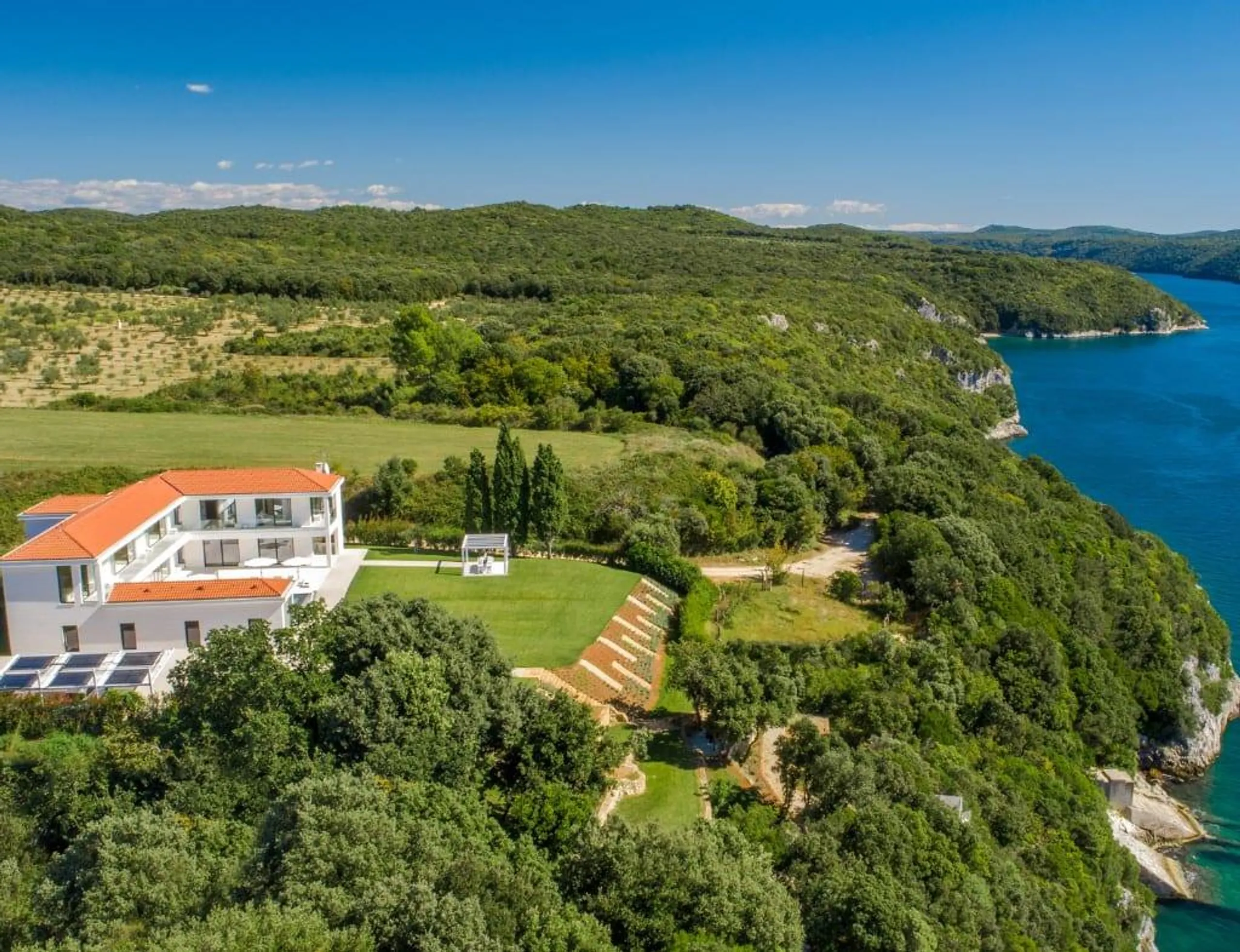 Spectacular 5-Star Villa with Private Infinity Pool, Spa, and Helicopter Access — photograph 5