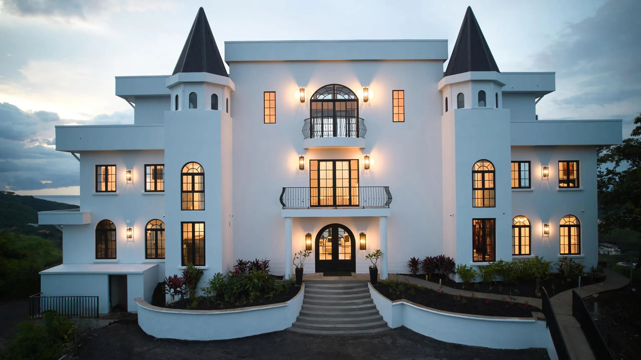Elegant Treasure in the Sky with Infinity Pool and Ocean Views — photograph 3