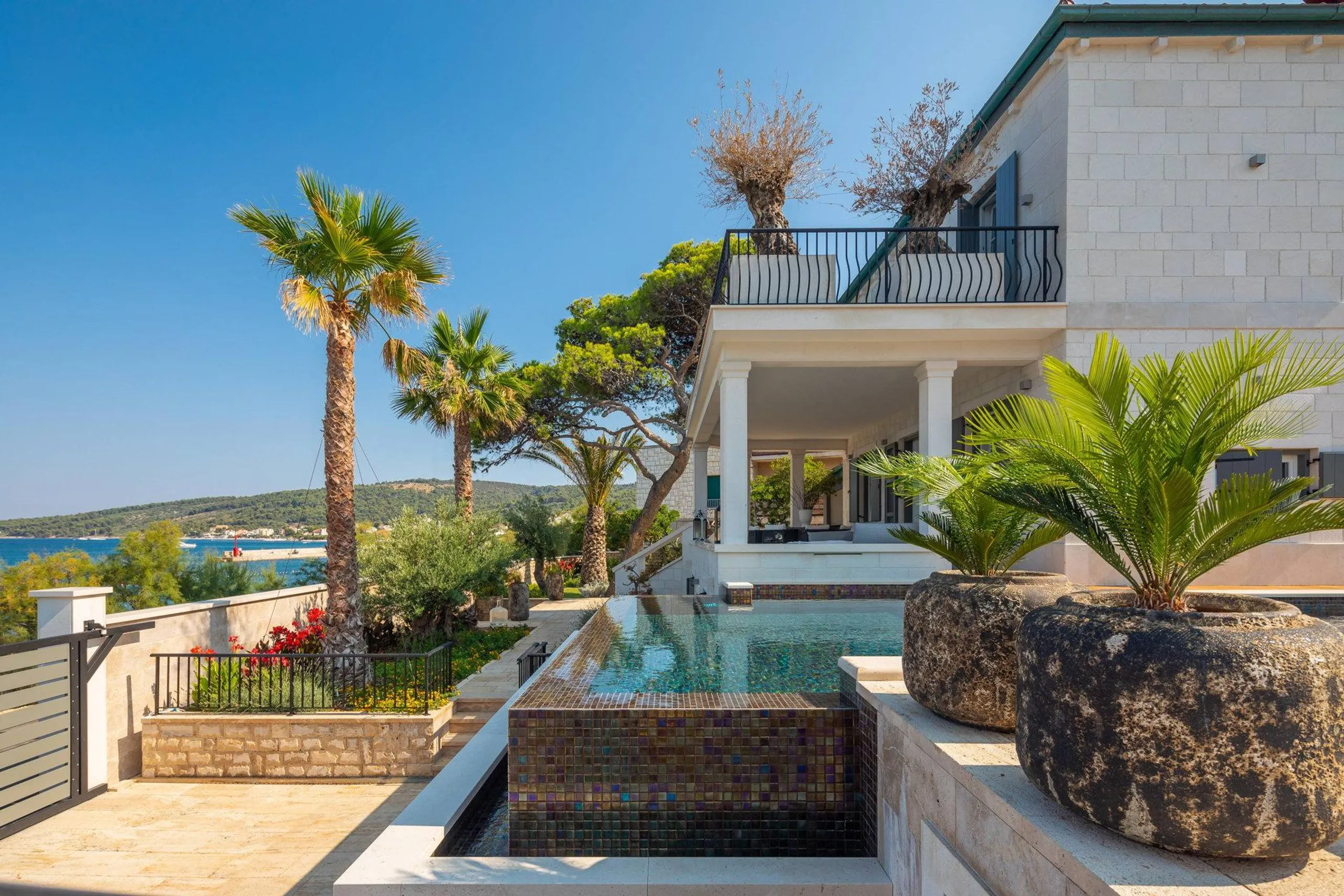 Chic Luxurious Villa with Spectacular Sea Views and Infinity Pool — photograph 4