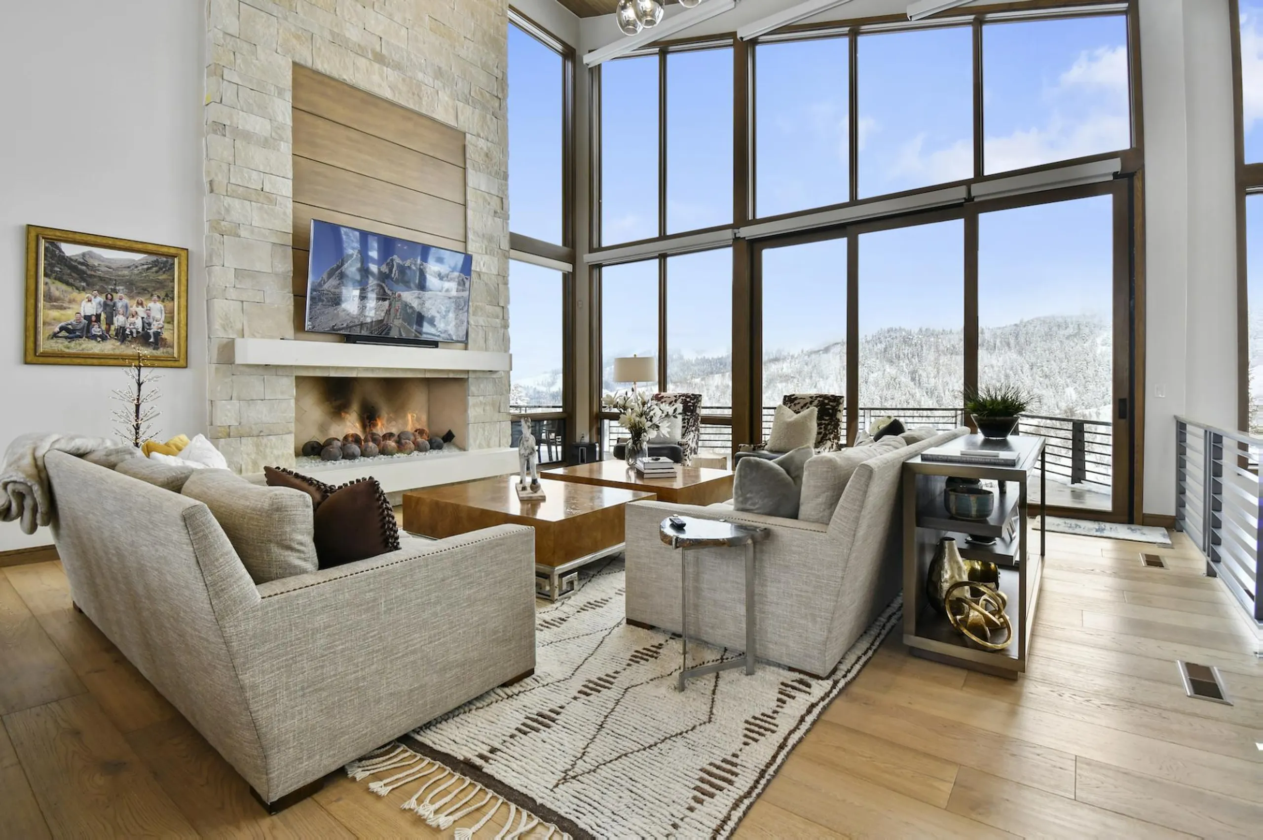 Contemporary Deer Crest Ski In-Ski Out Chalet with Heated Pool and Hot Tub — photograph 7