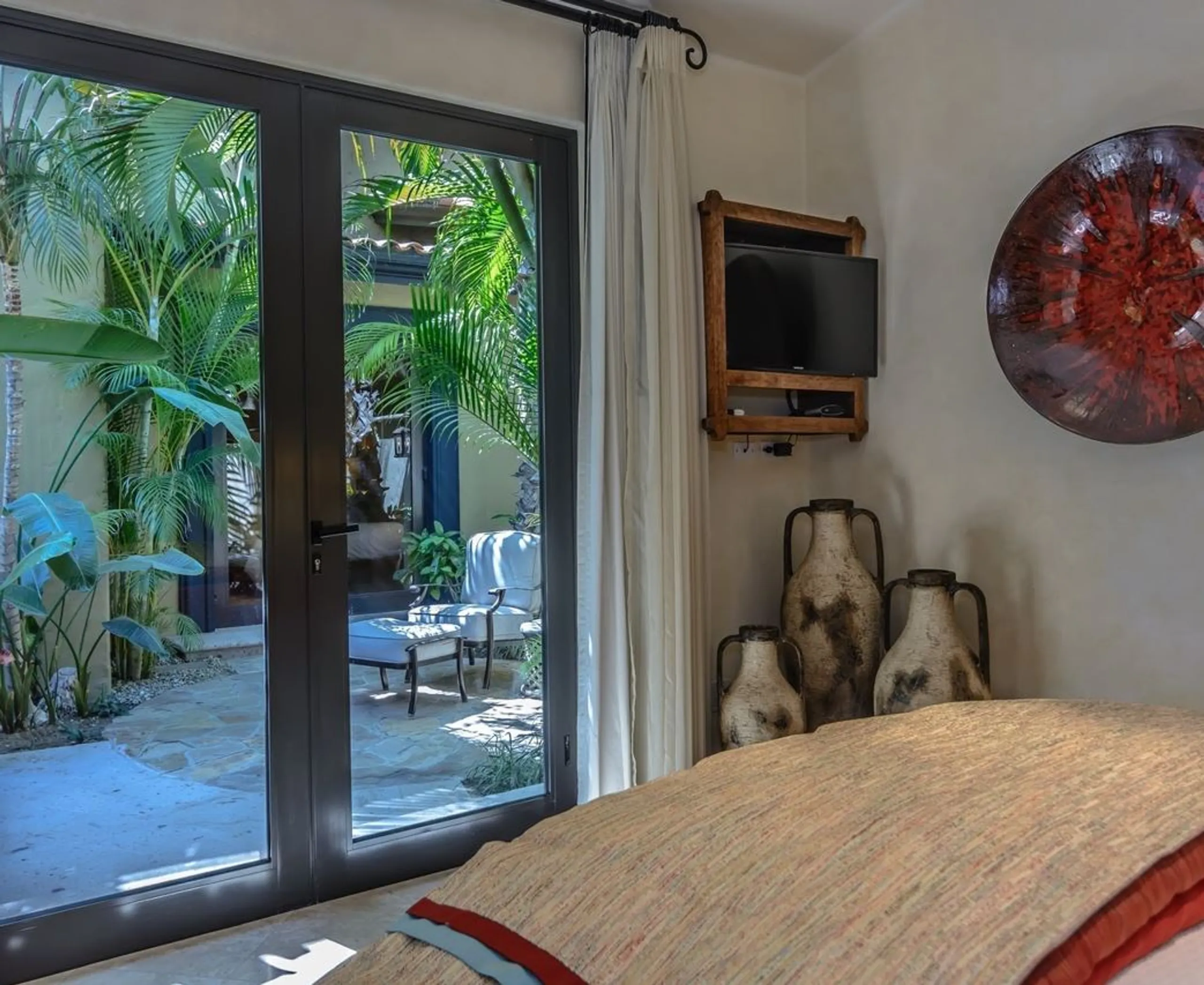 Graceful Four Bedroom Los Cabos Villa with Private Infinity Pool and Ocean Views — photograph 8