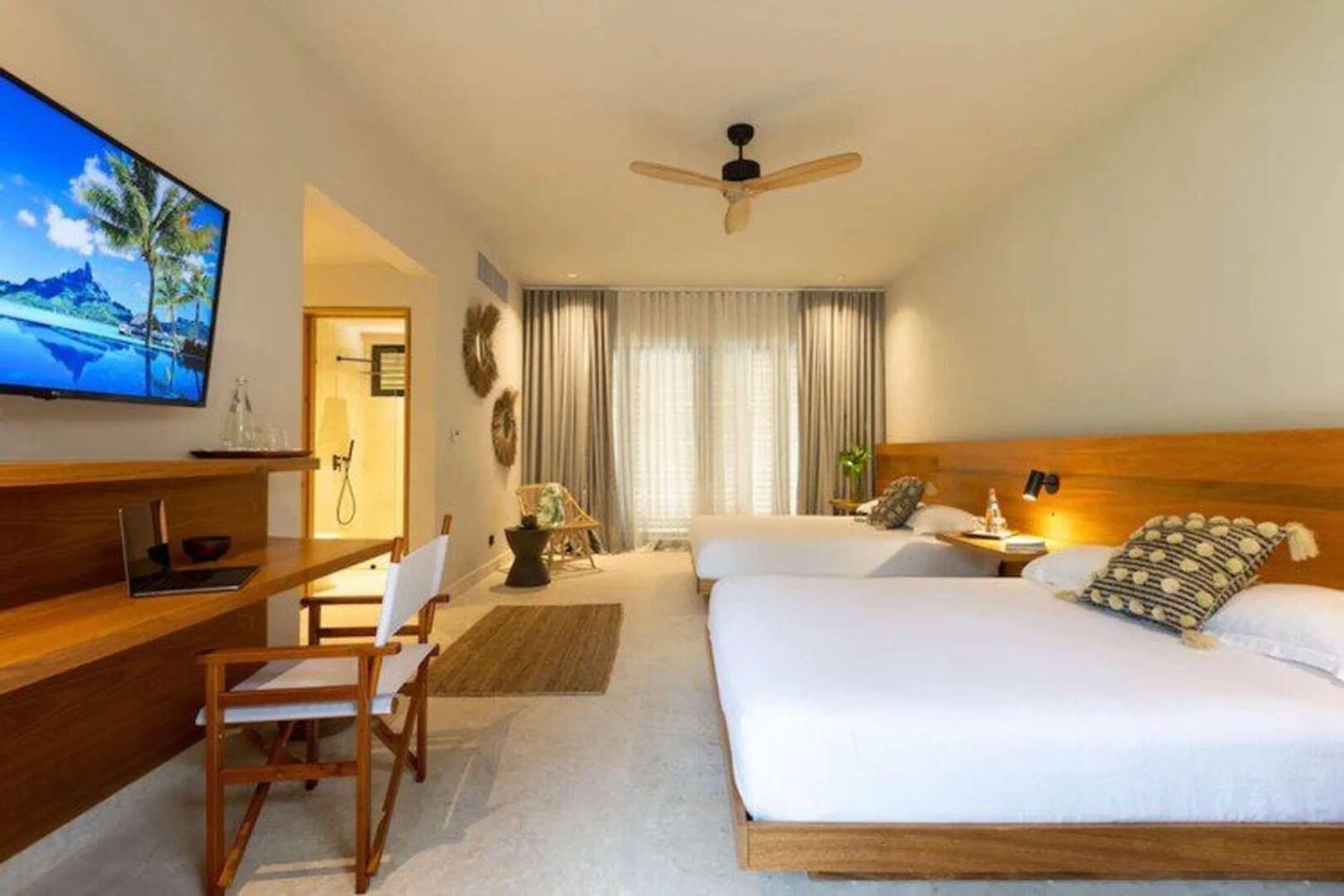 Casa de Campo's Refined Villa with Panoramic View of the Golf Course — photograph 11