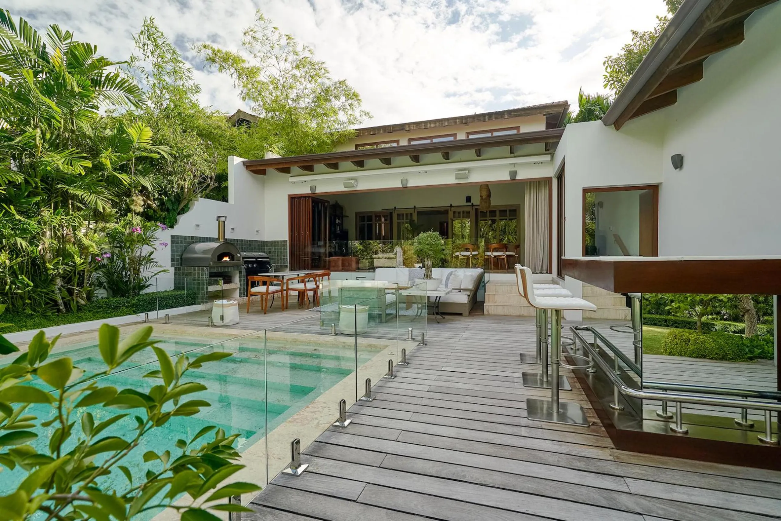 Glorious 4BR Villa with Heated Pool and the Marina Nearby — photograph 3