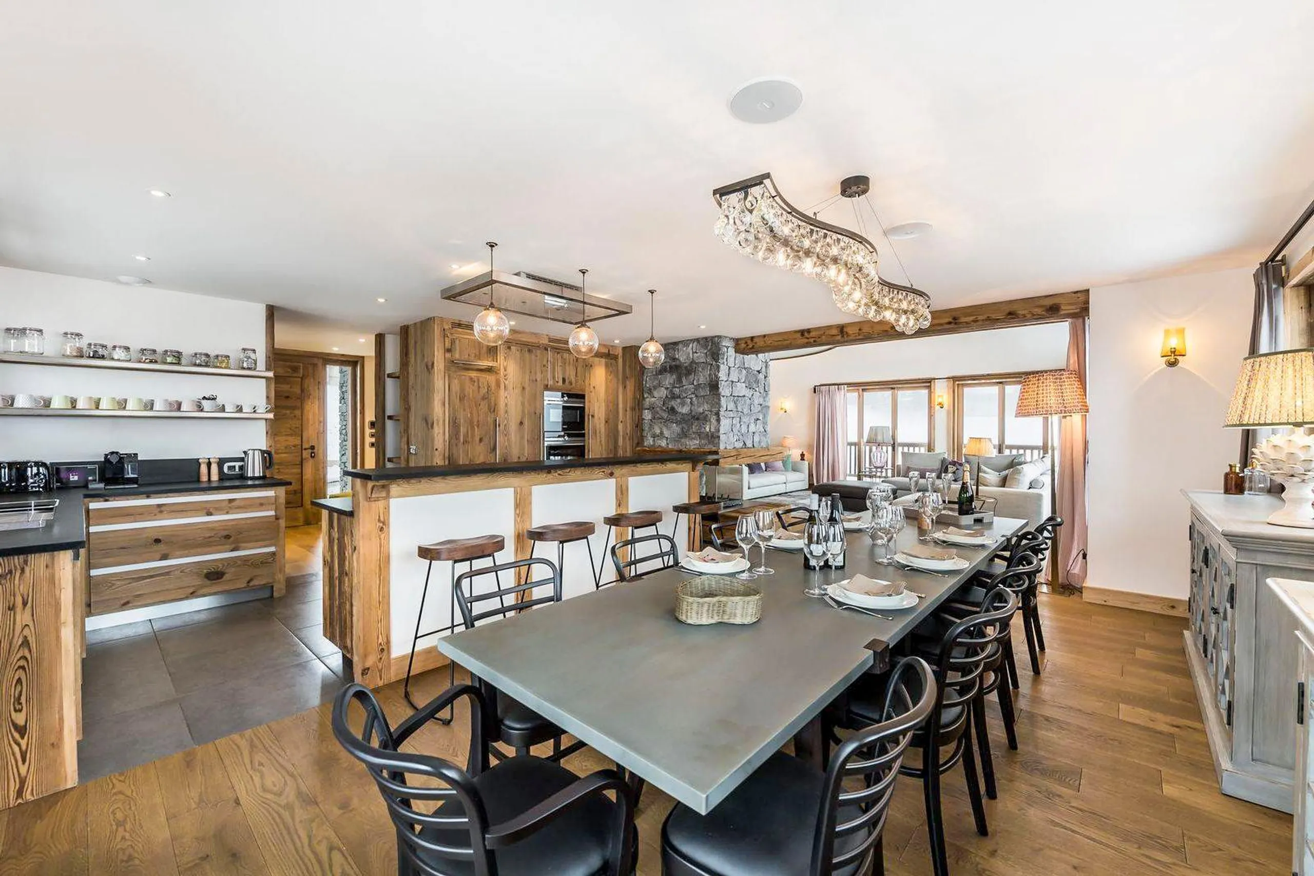 Sophisticated Five-Bedroom Chalet with Sweeping Alpine Views — photograph 9