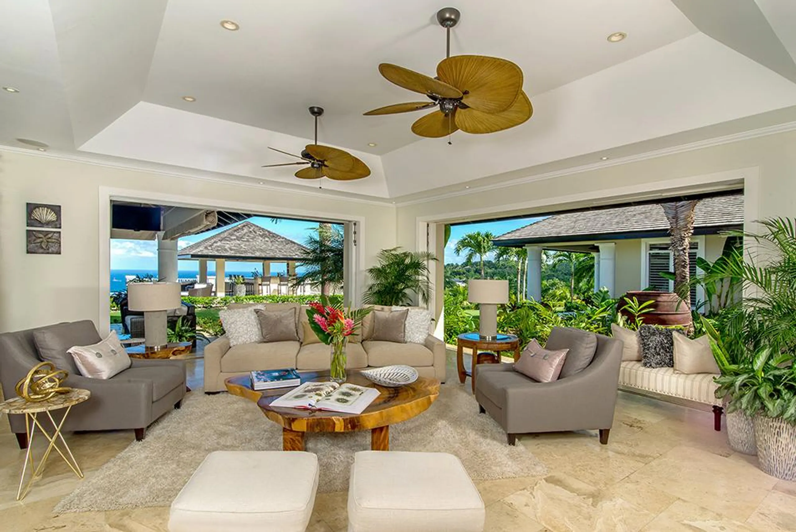 Sophisticated Sandy Bay Villa with Infinity Pool and Panoramic Ocean Views — photograph 9