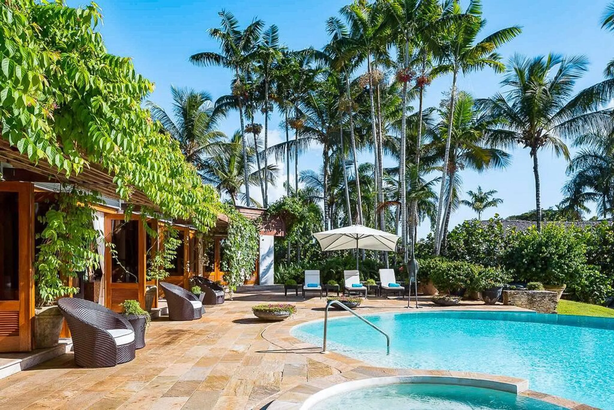 Refined Tropical Retreat with Private Pool and Gazebo — photograph 4