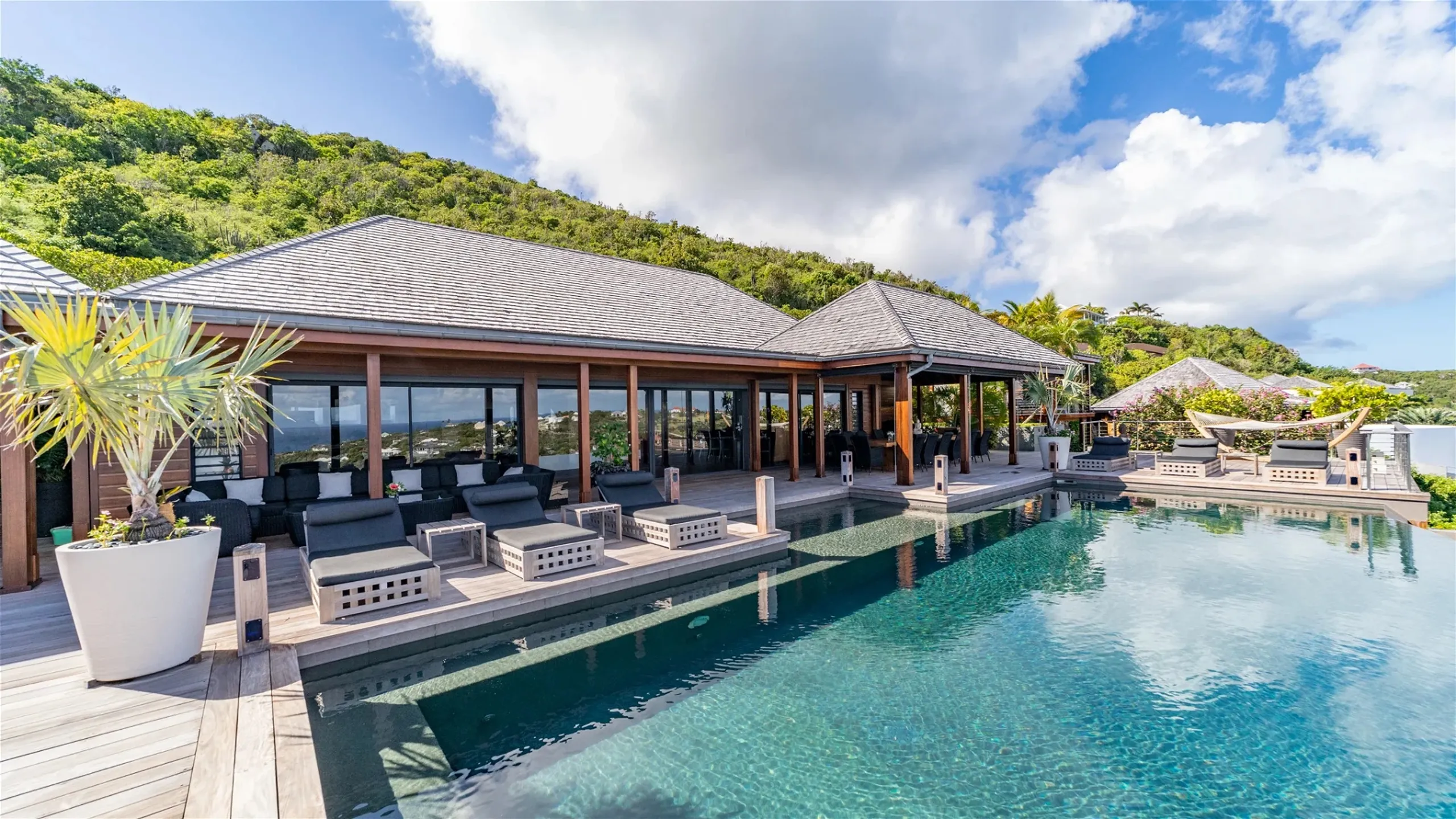 Opulent Marigot Bay Villa with Infinity Pool, Jacuzzi & Private Bungalows — photograph 2