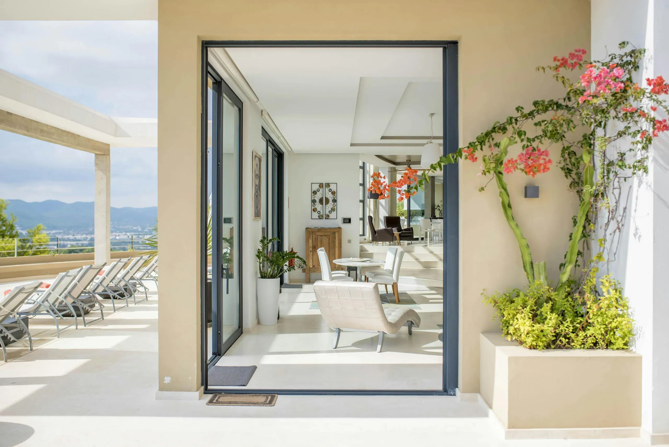 Stylish Seaview Villa in Ibiza with Infinity Pool and Sun Deck — photograph 11