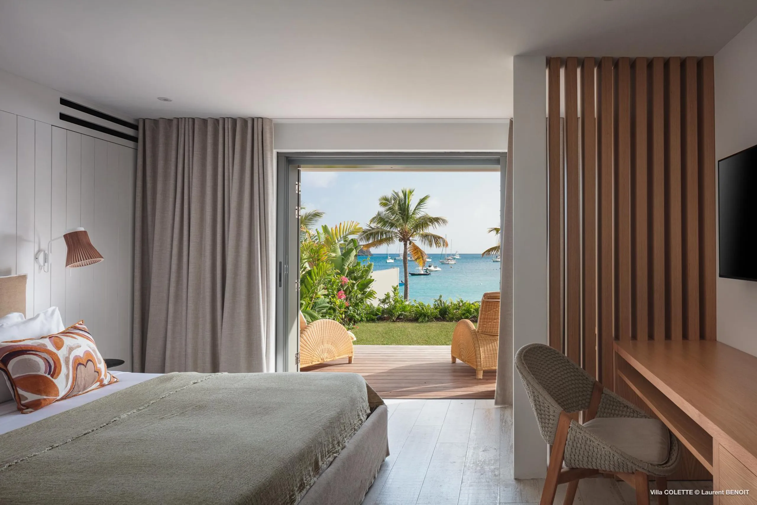 Majestic Caribbean Estate with Private Pool and Walks to Beach — photograph 7