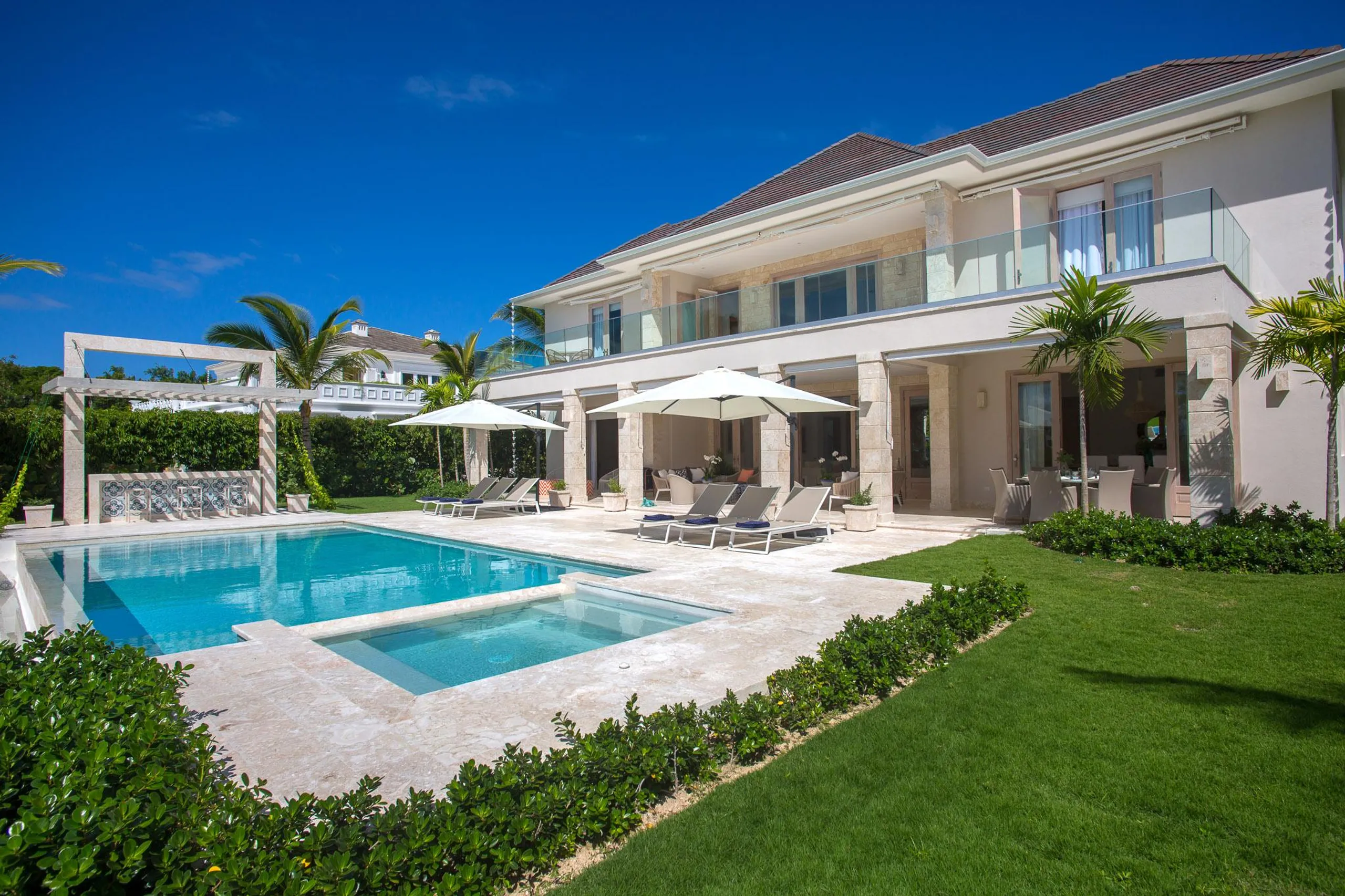 Relaxing Punta Cana Villa with Private Pool, Manicured Lawns, and Resort Perks — photograph 3