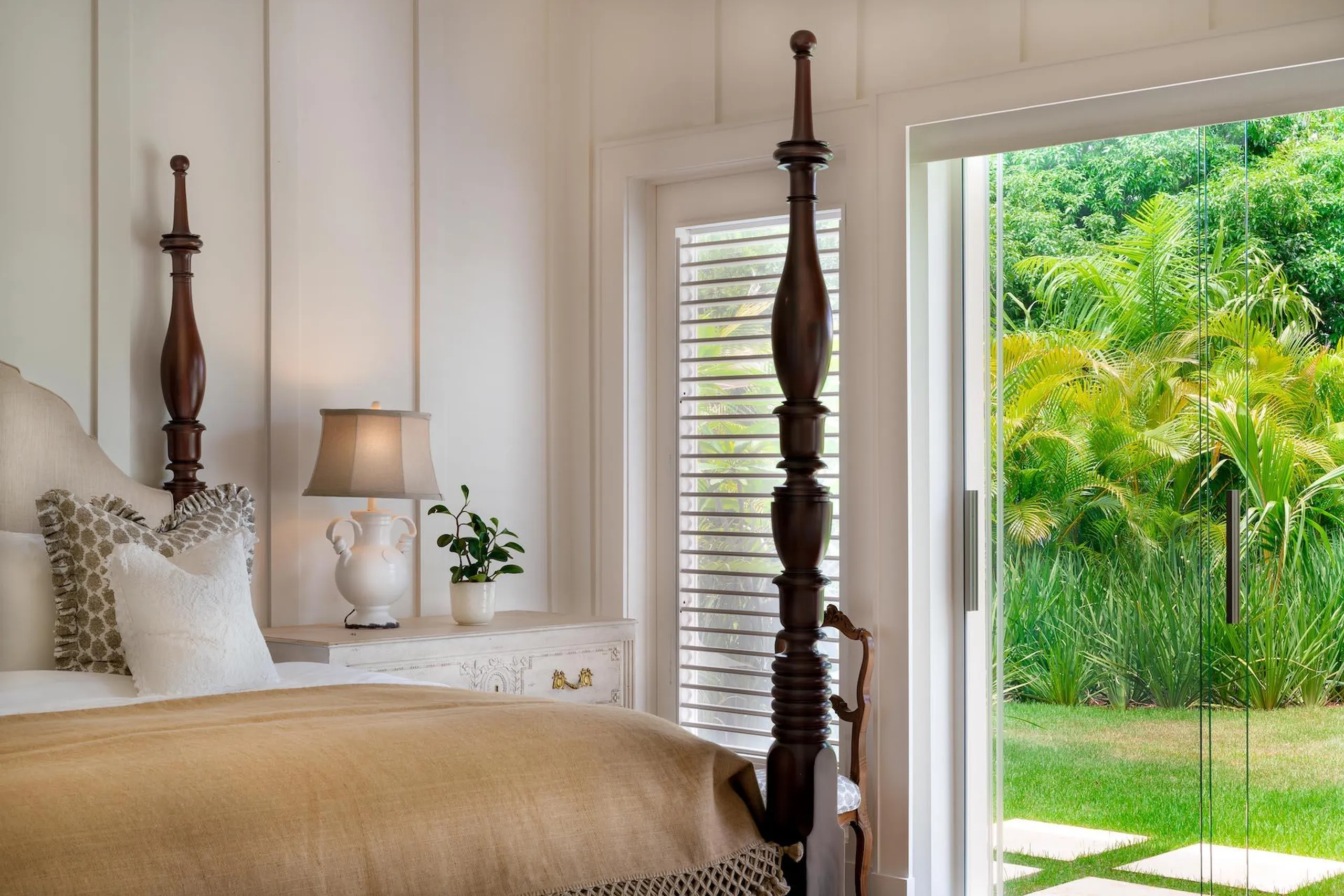 Glorious Fully Air-conditioned Villa with Private Pool and Picturesque Lake Views — photograph 12