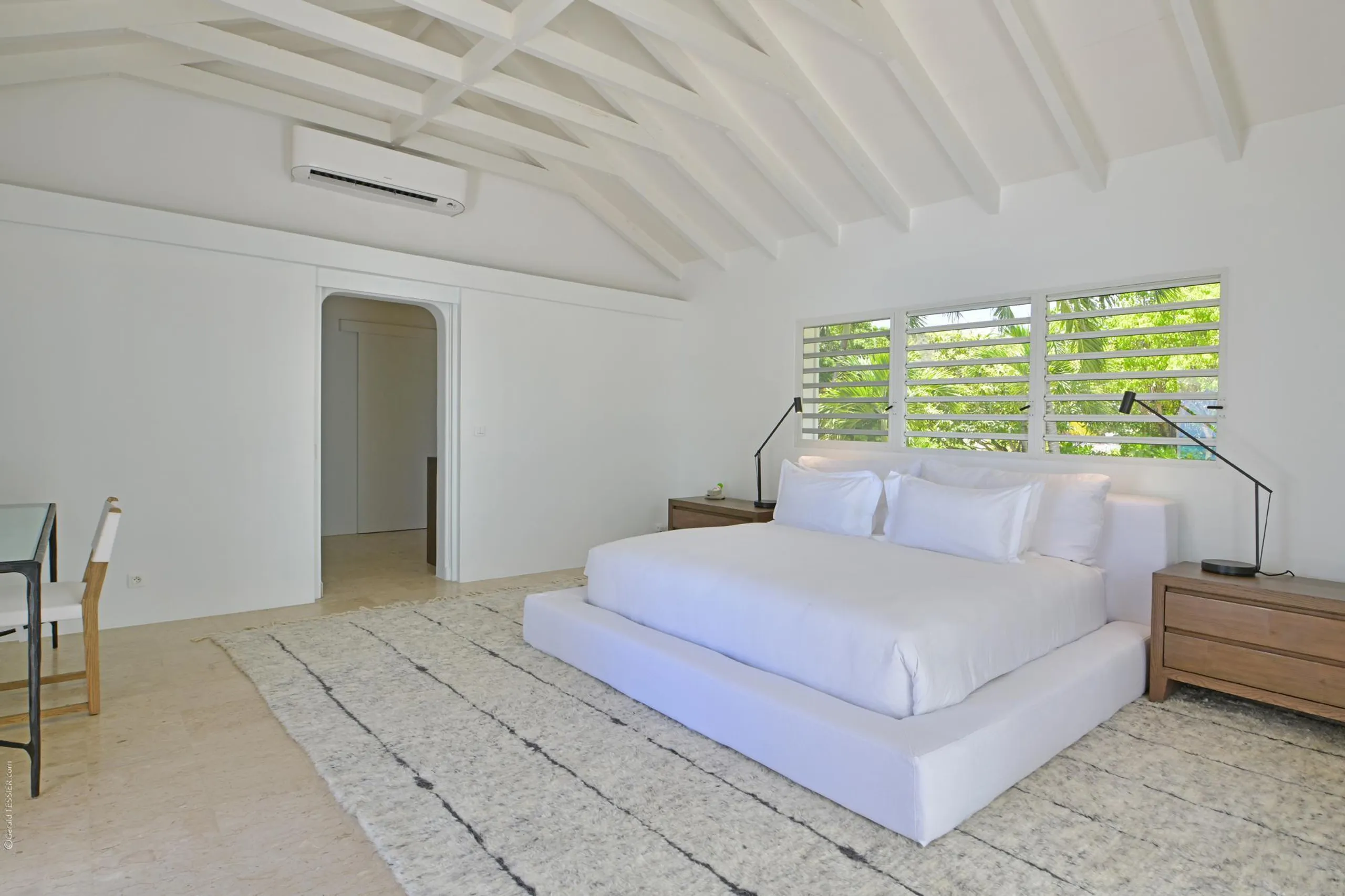 Elegant Paradise Estate with Private Pool and Walks to Beach — photograph 7