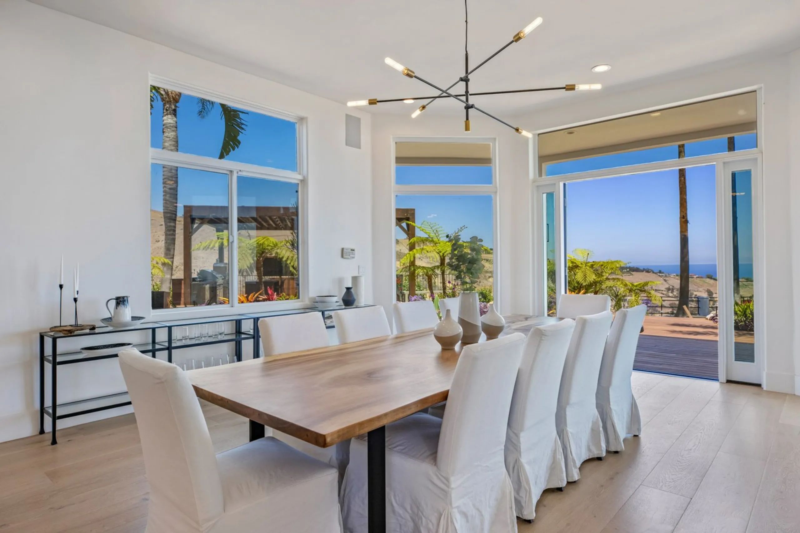 Regal Resort-Style Estate with Outstanding Amenities — photograph 8