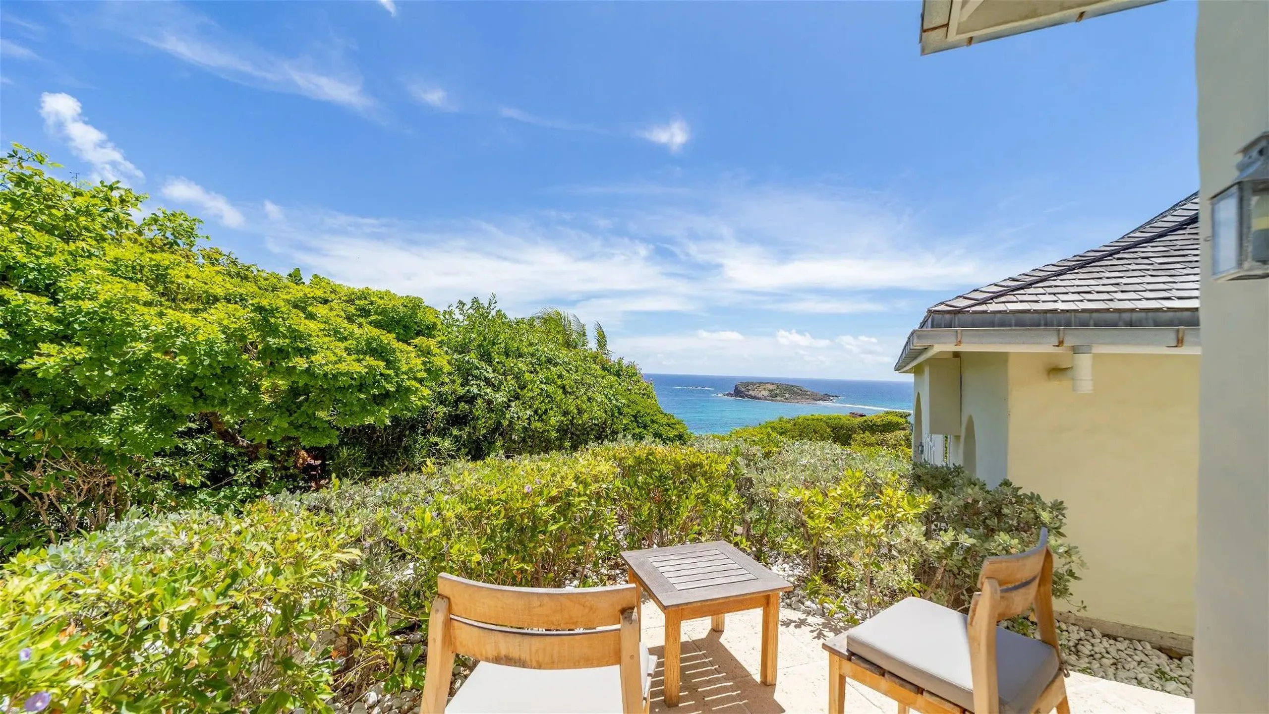 Bright Villa With View Of Sparkling Ocean — photograph 5