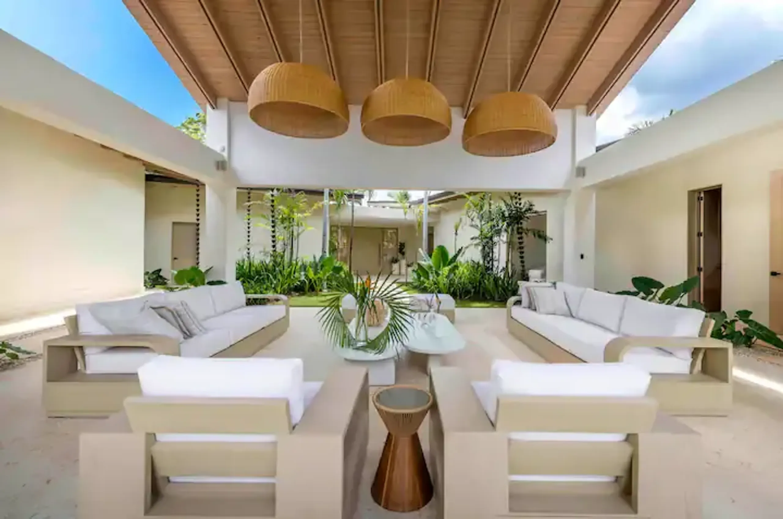 Magnificent Villa with Private Pool and Lush Greenery Surroundings — photograph 5