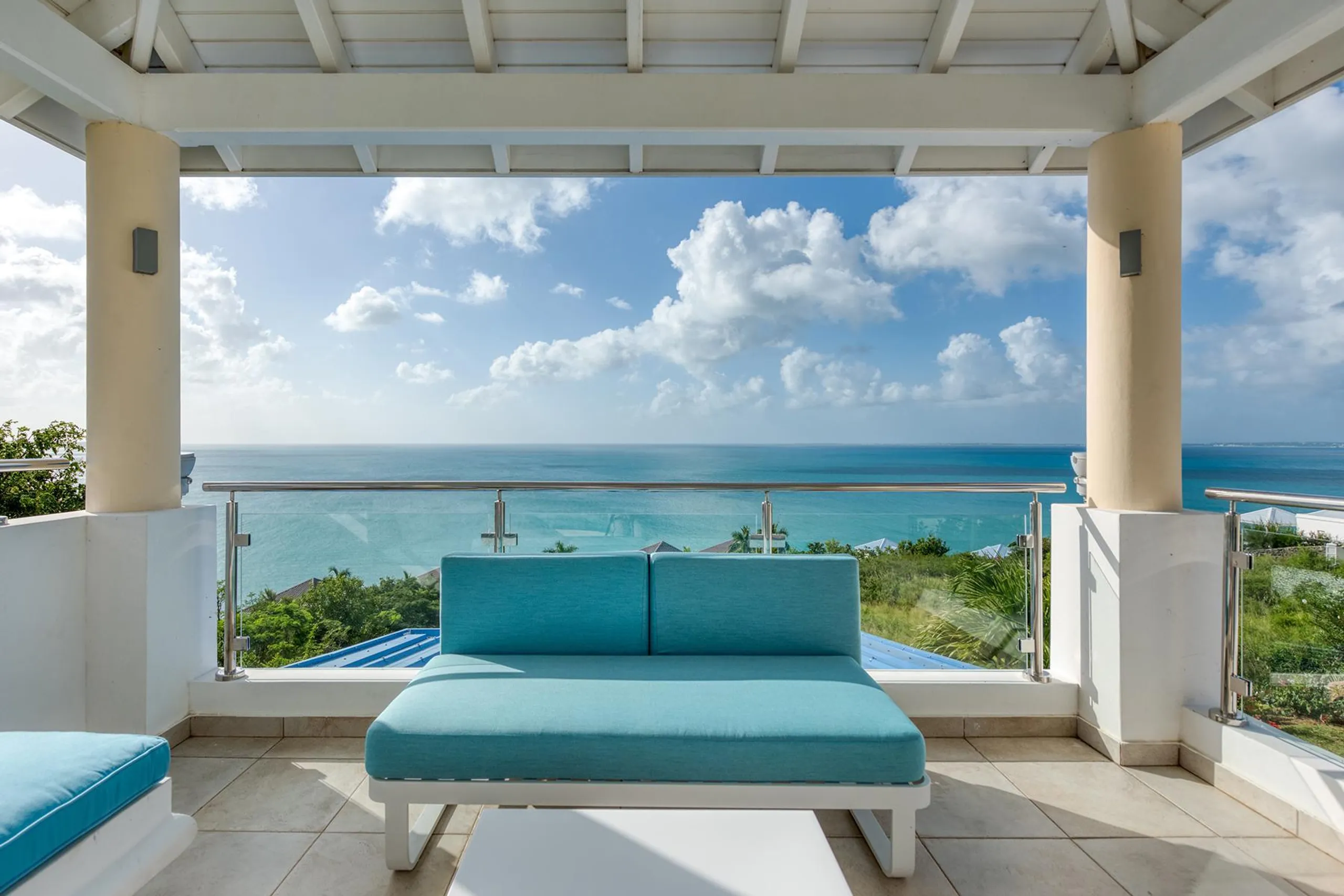 Modern Contemporary Villa with Infinity Pool and Panoramic Ocean Views — photograph 9