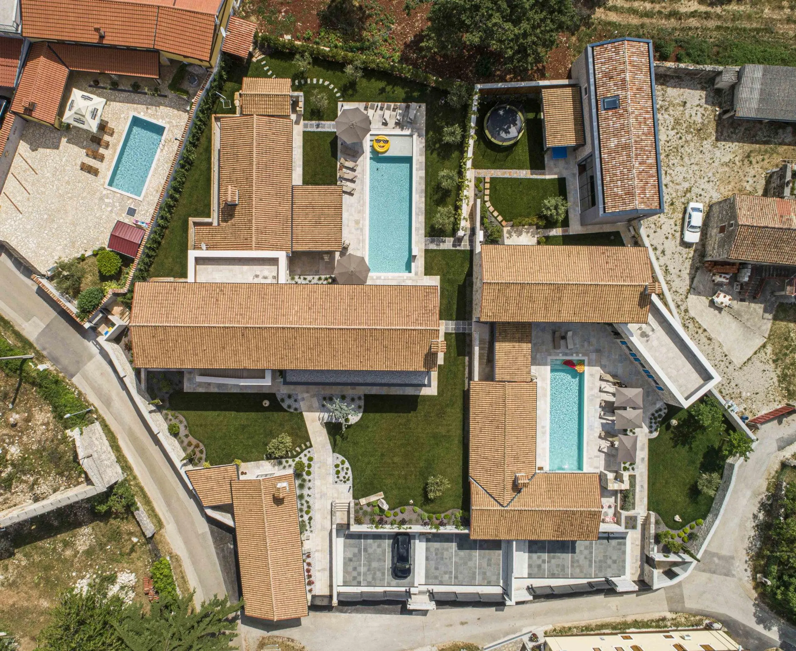 Indulgent Villa with Pool and Picturesque Landscape — photograph 2