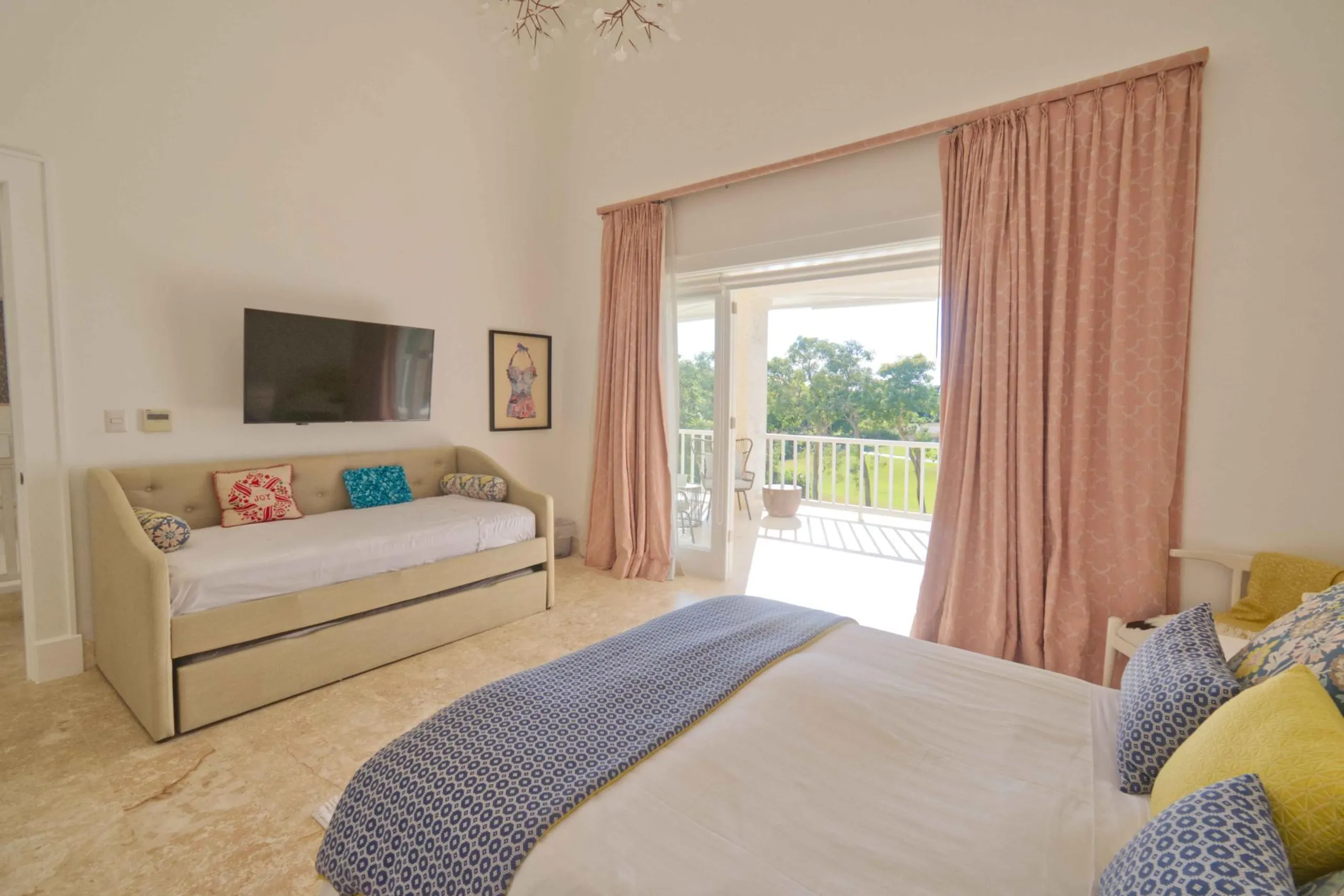 Inspiring Punta Cana Estate with Invigorating Pool and Stunning Lake Views — photograph 8