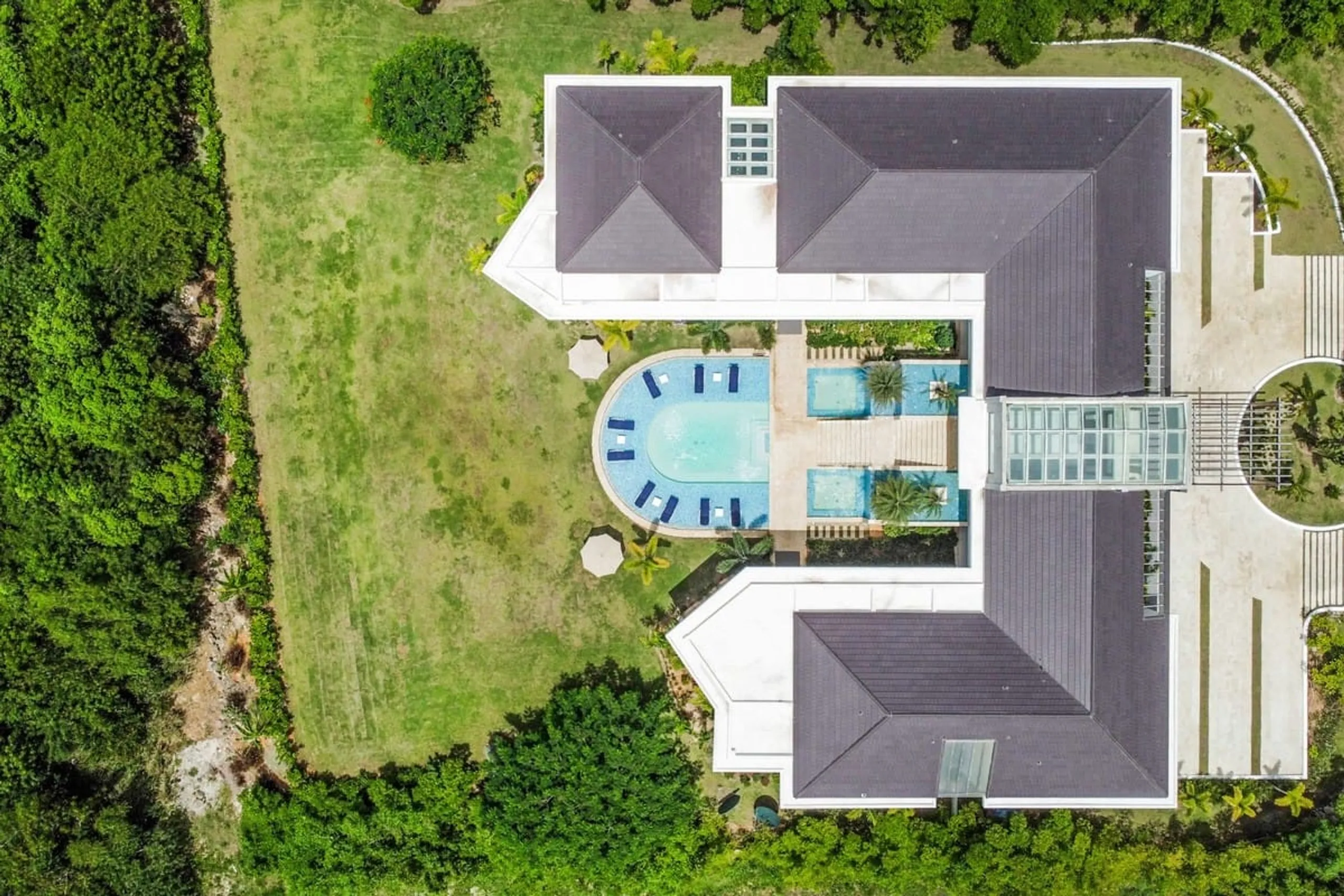 Beautiful Tropical Villa with Invigorating Pool — photograph 5